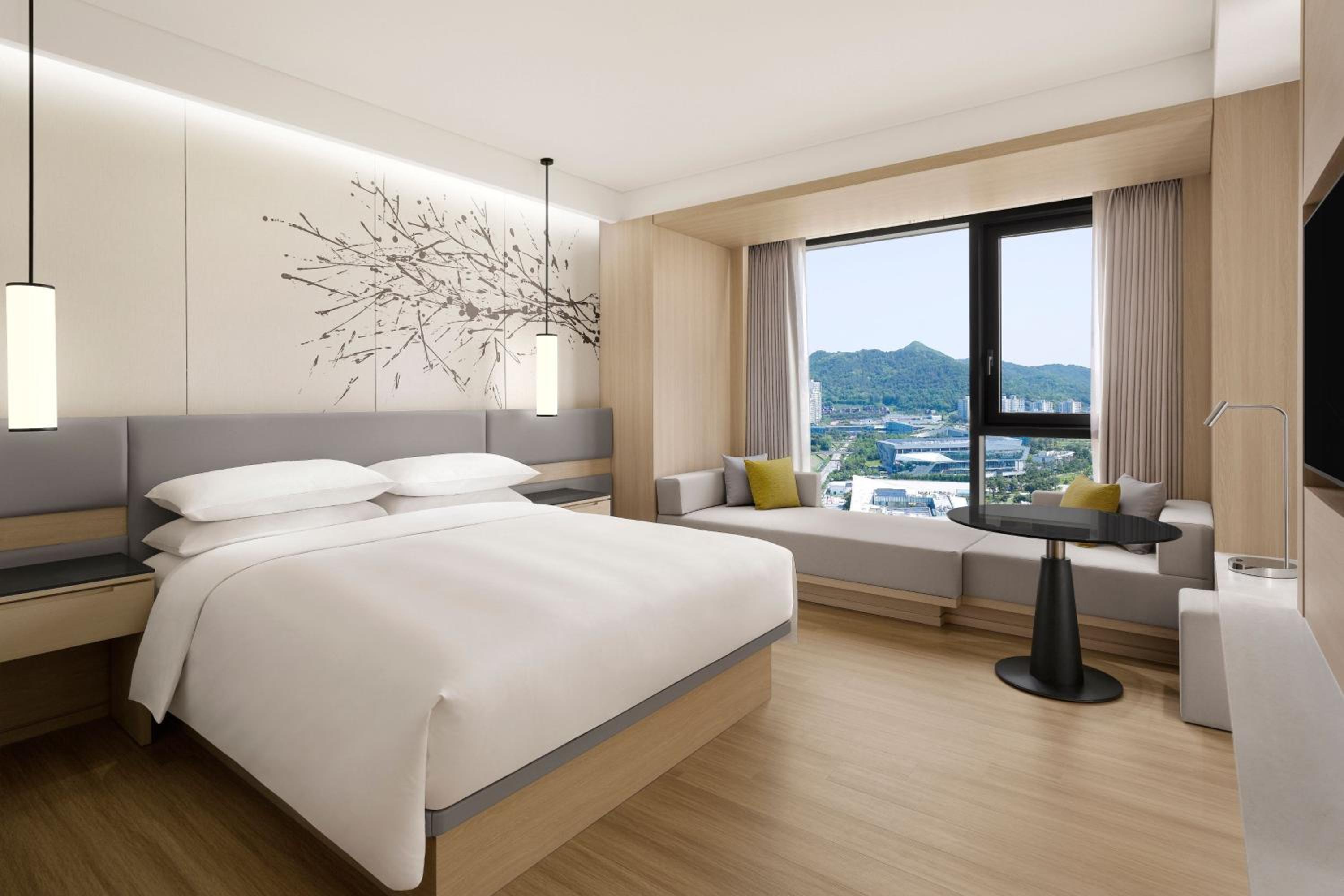 Premier King Room with Lake View - Photo 5