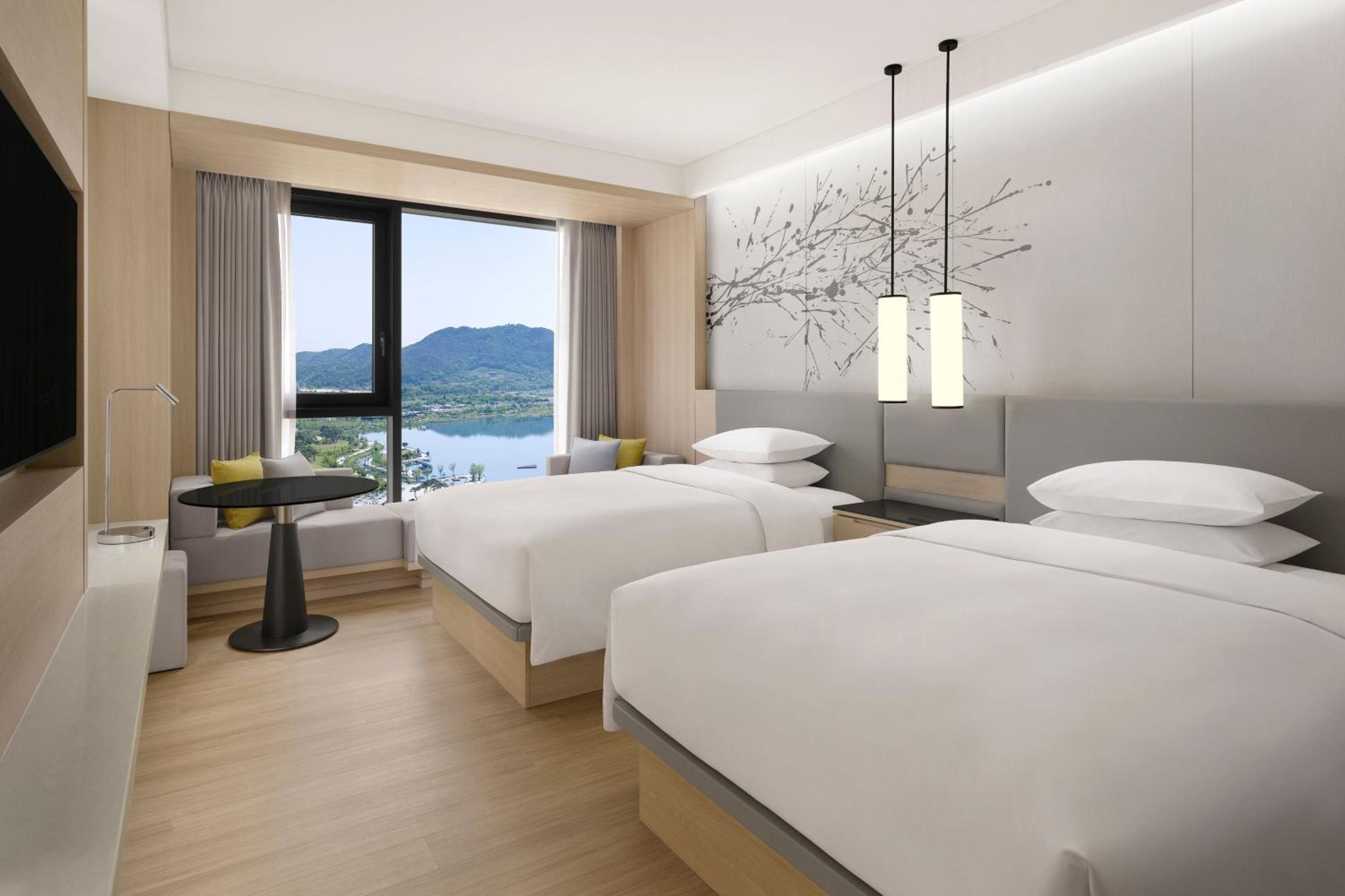Premier Double Room with Lake View - Photo 4