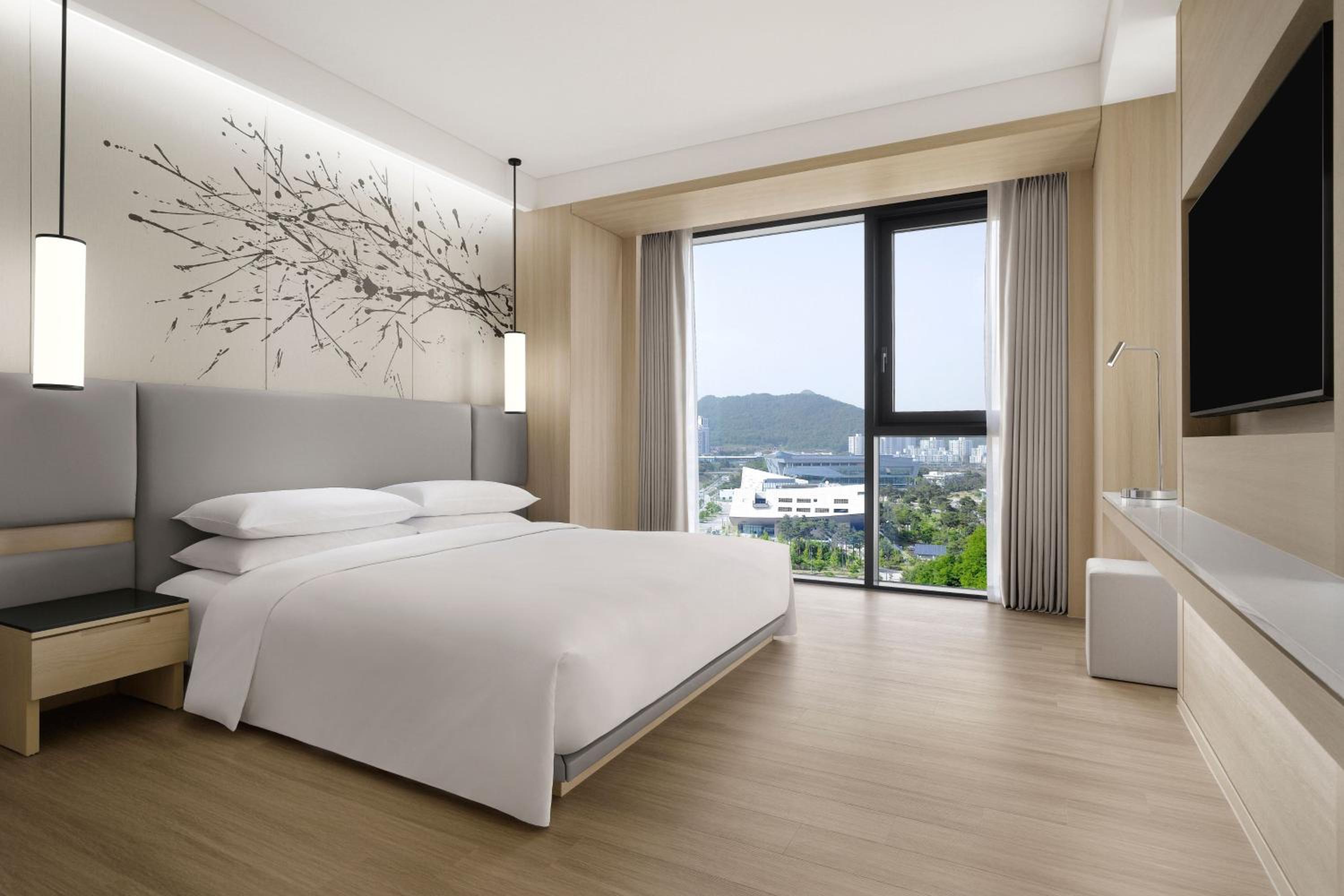 Deluxe King Room with Lake View - Photo 10
