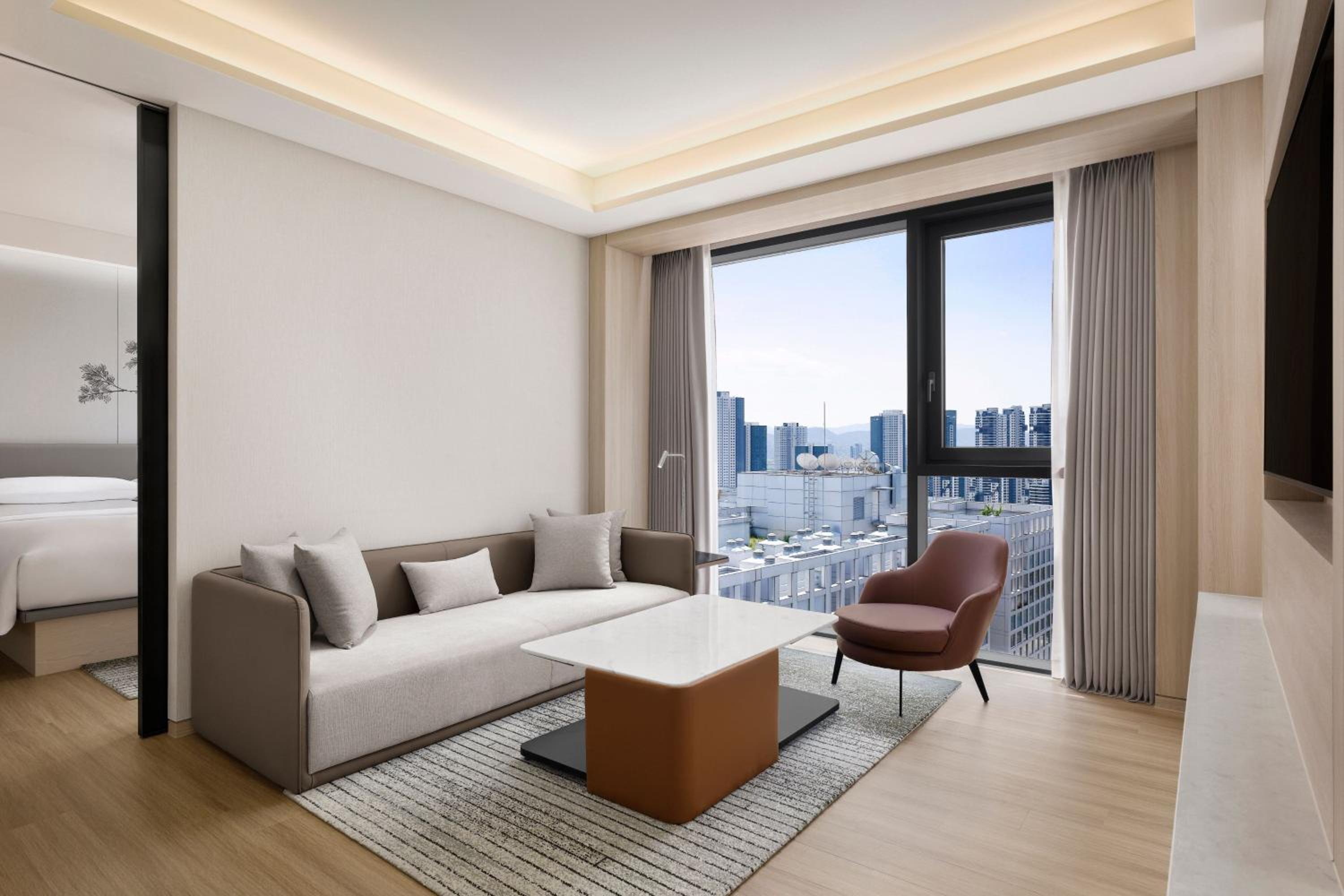 King Suite with City View - Photo 3
