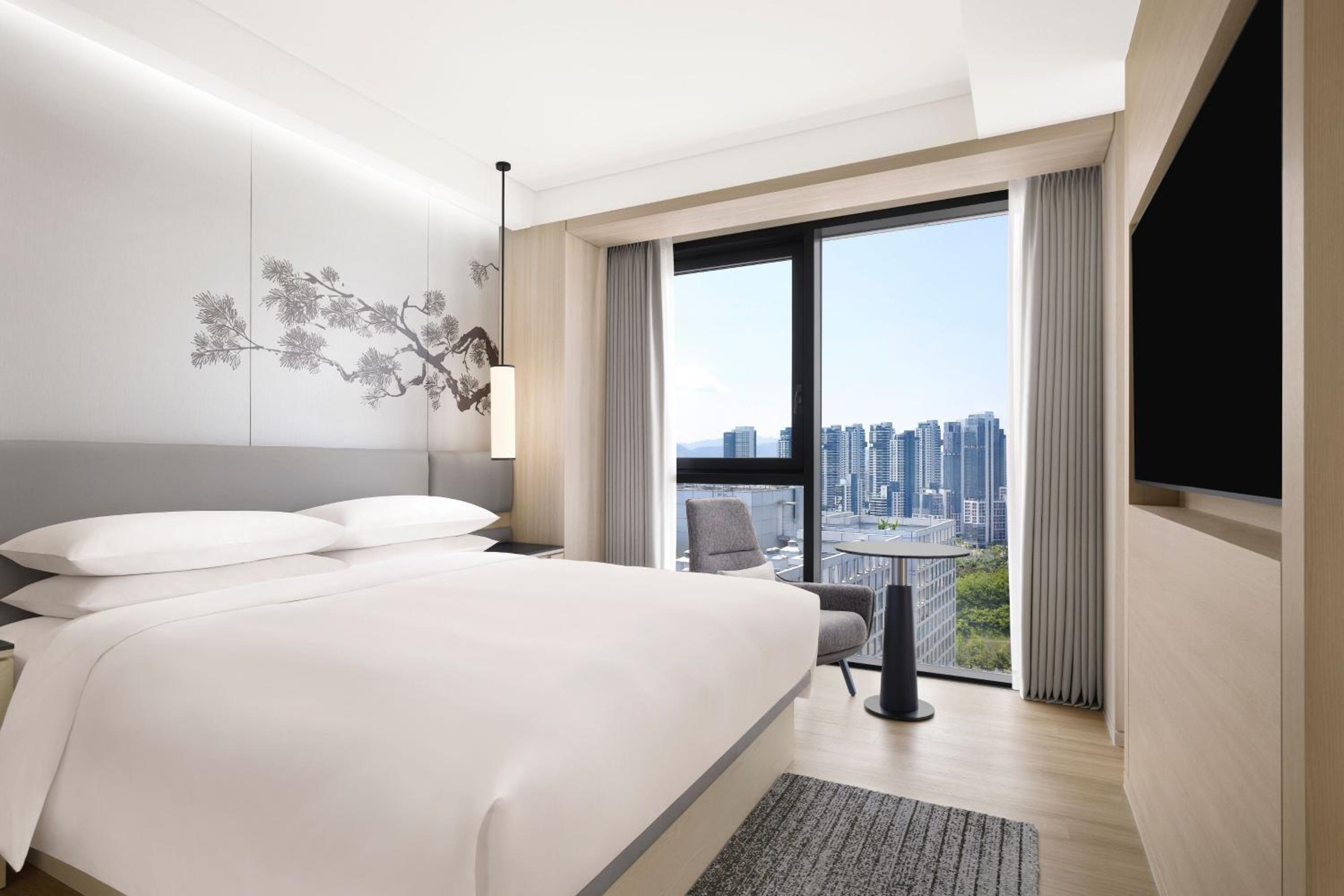 King Suite with City View - Photo 8