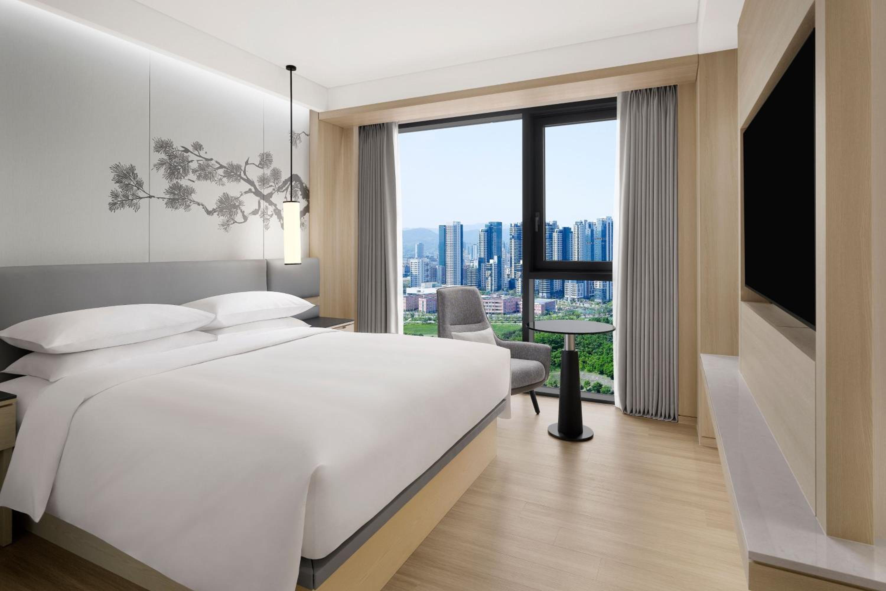 Two-Bedroom Executive Suite with Terrace and City View - Photo 4