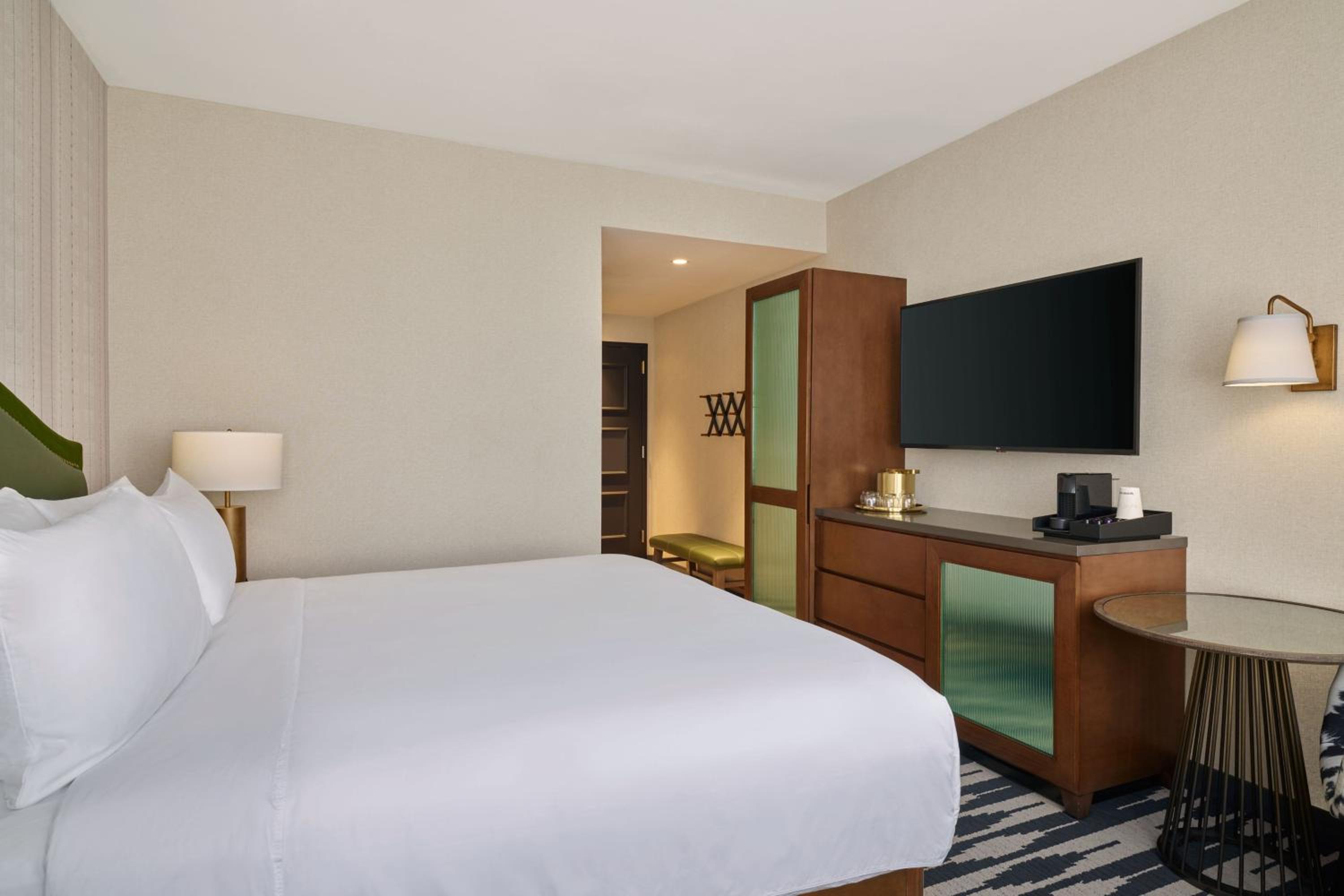 Metropolitan King Room - Photo 2