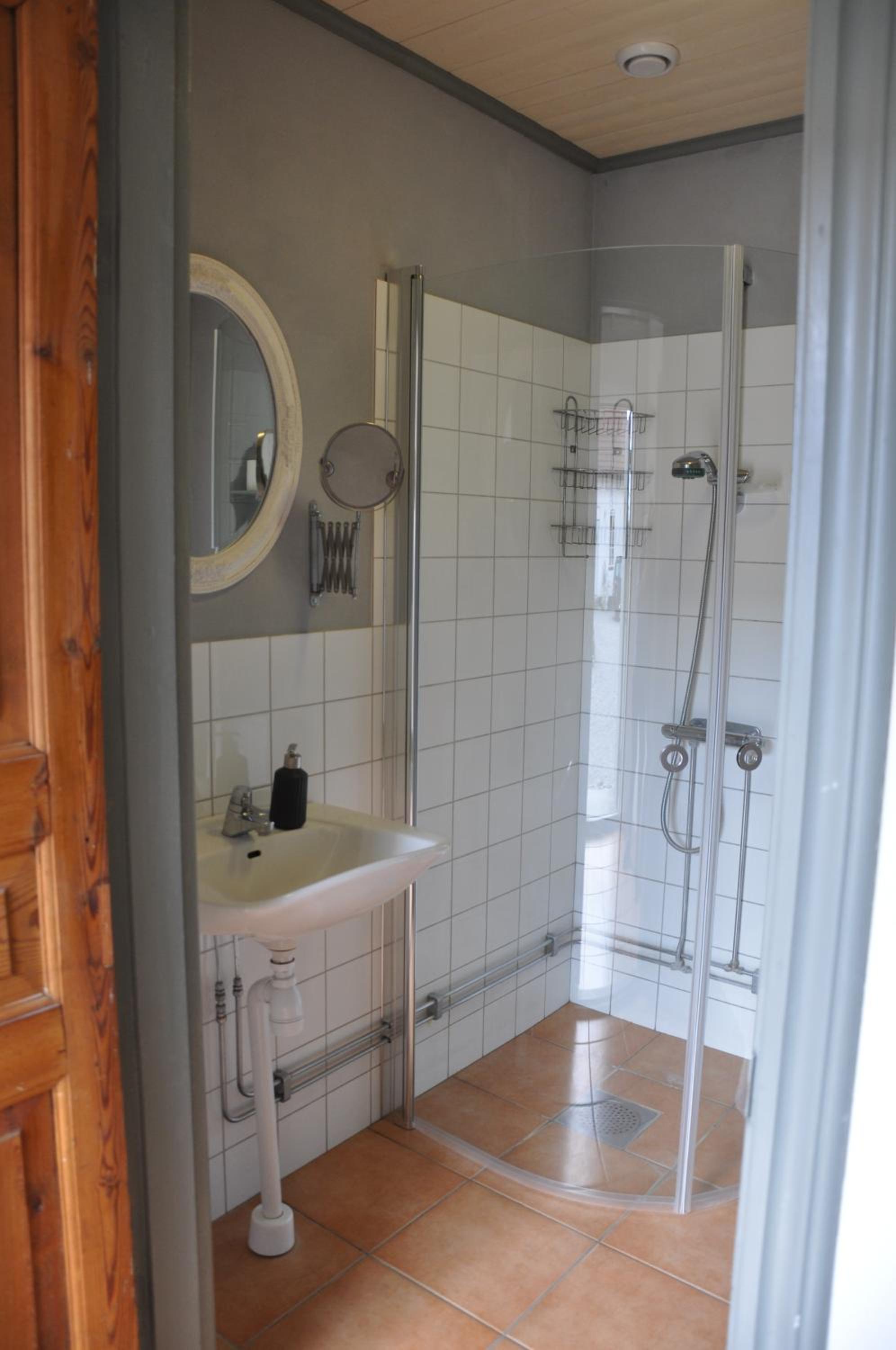 Family Room with Private Bathroom - Photo 9