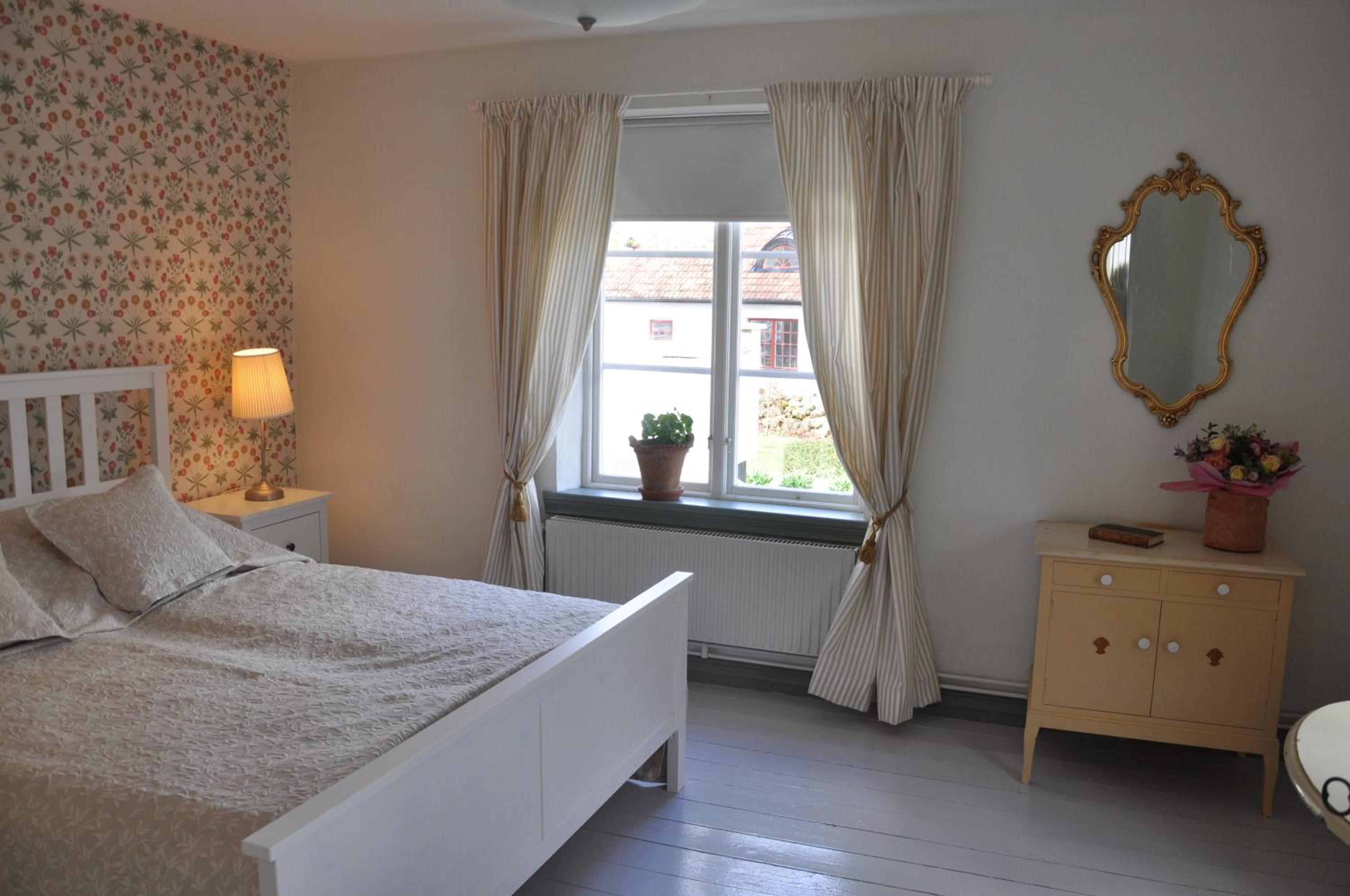 Family Room with Private Bathroom - Photo 8
