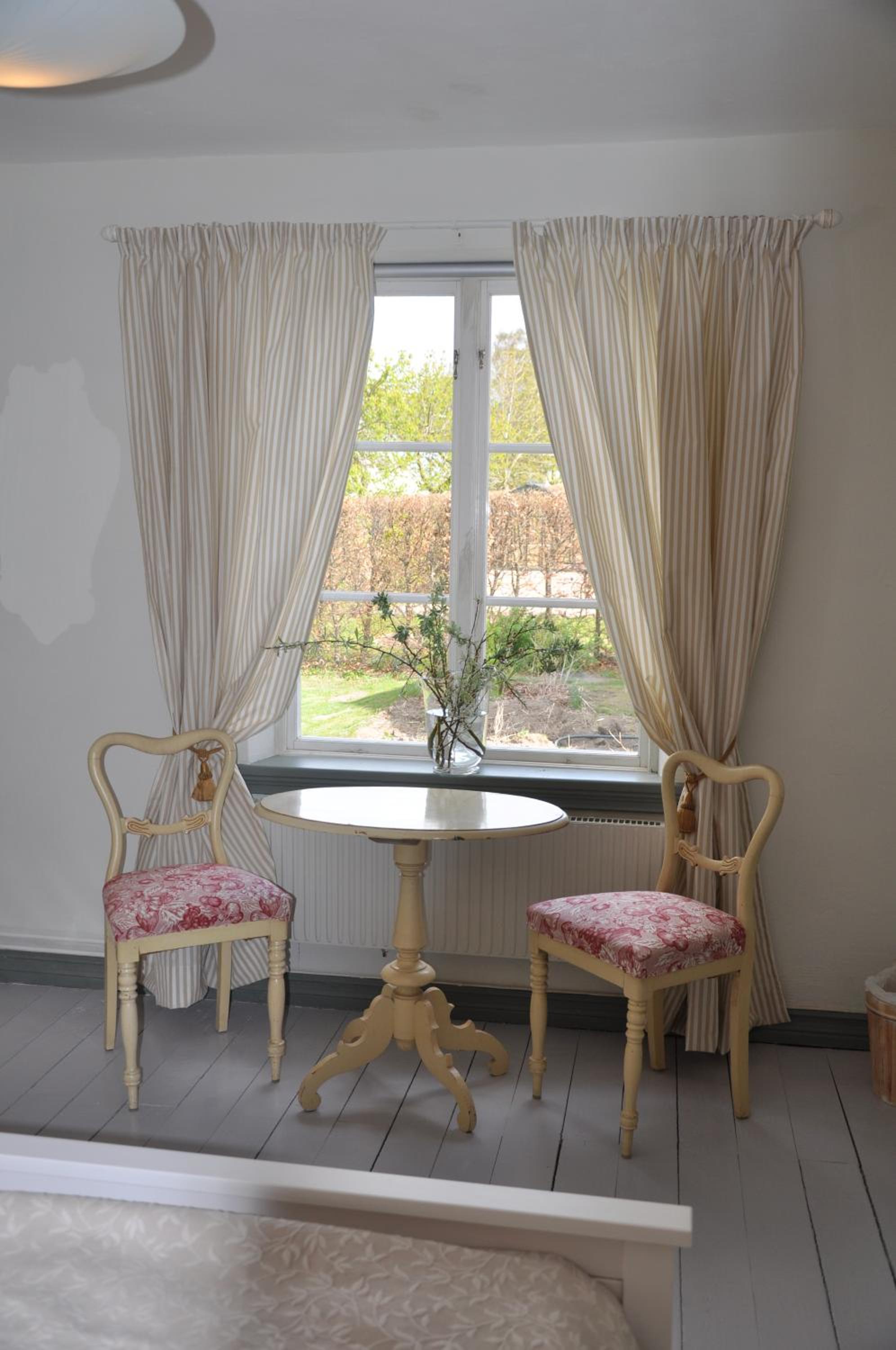 Family Room with Private Bathroom - Photo 2