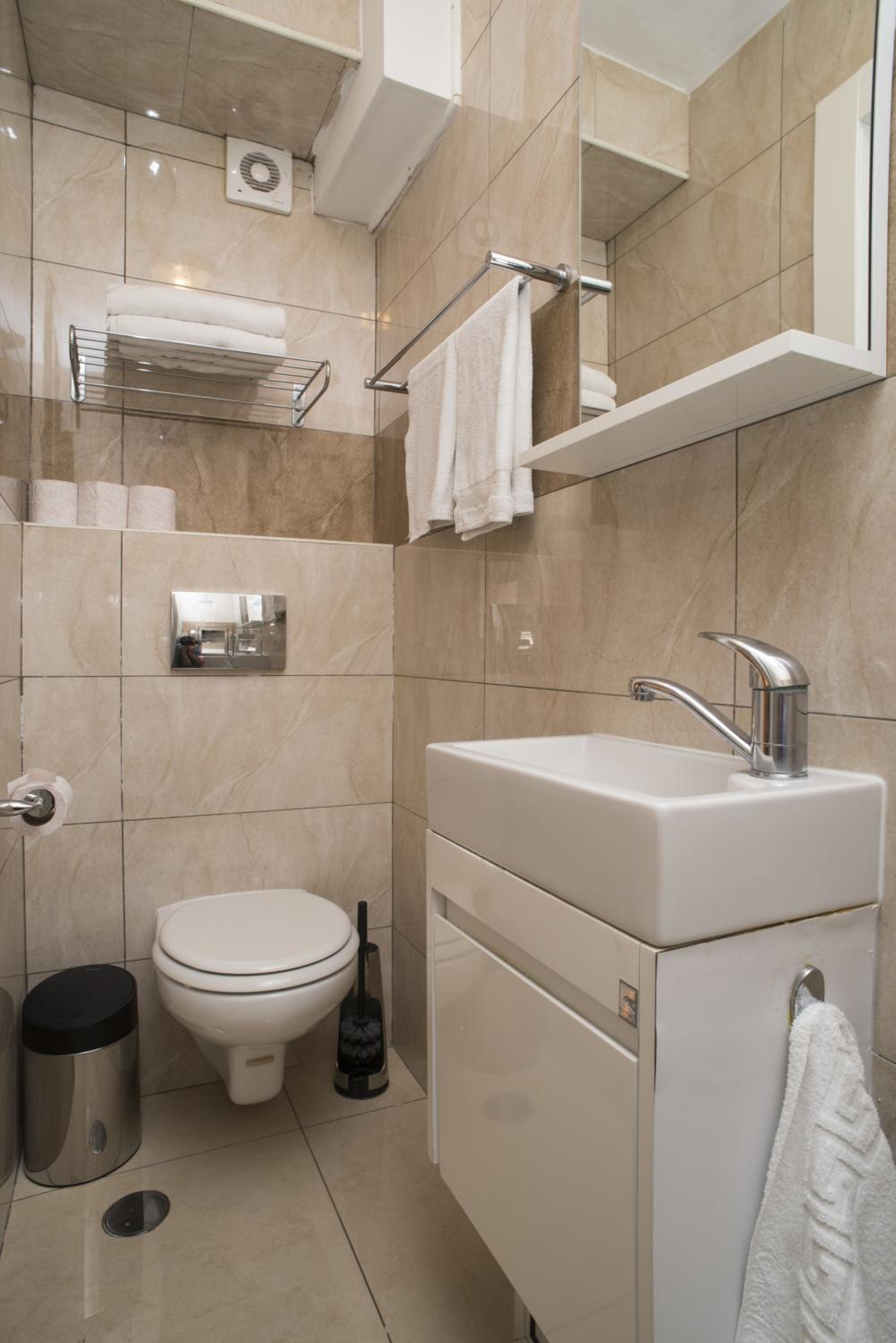 Double Room with Balcony - Photo 6