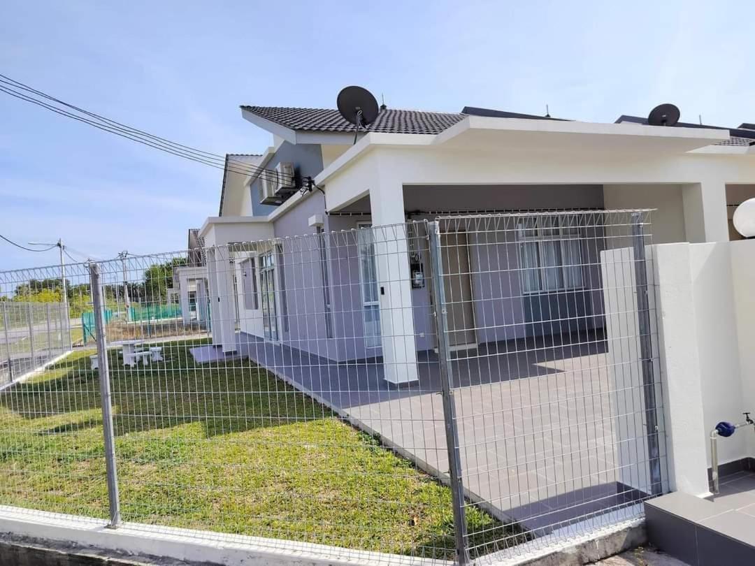 Three-Bedroom House photo 1