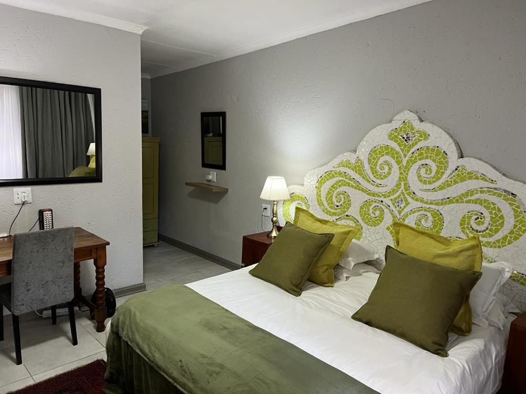 Deluxe King Room - Photo 7