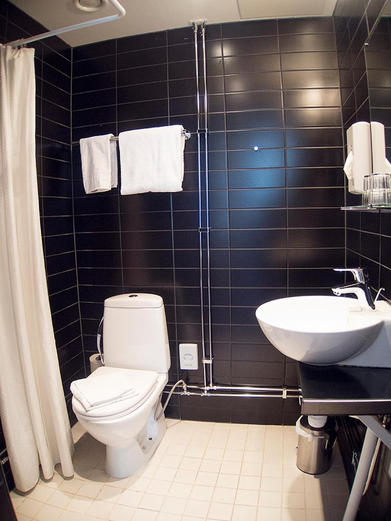 Standard Double Room thumbnail 5