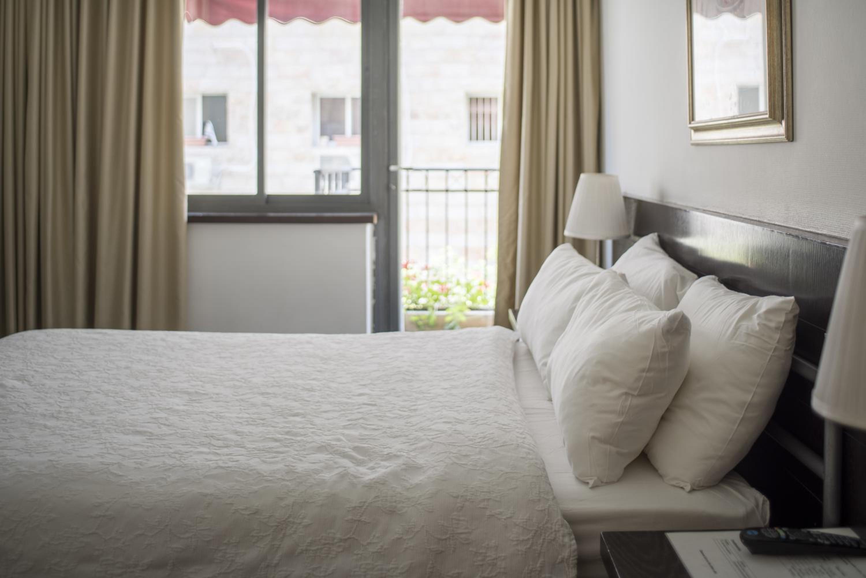 Double Room with Balcony - Photo 18