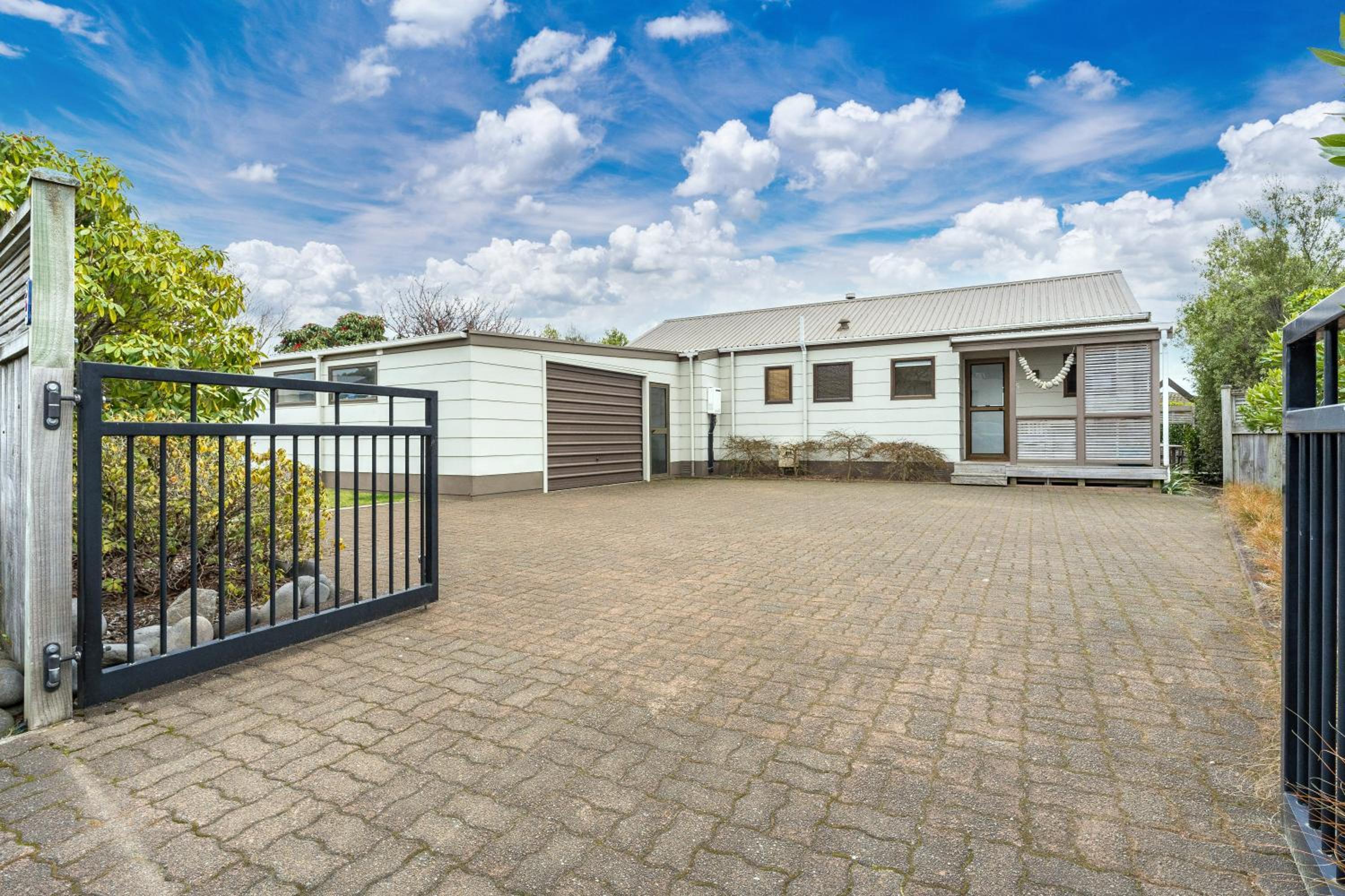 Three-Bedroom House photo 2