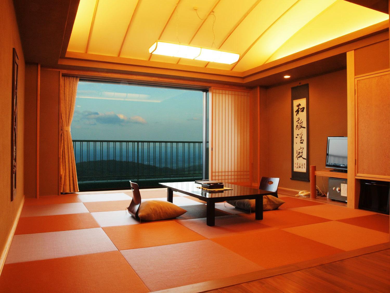 Modern Japanese-Style Room with Mountain view - Photo 1