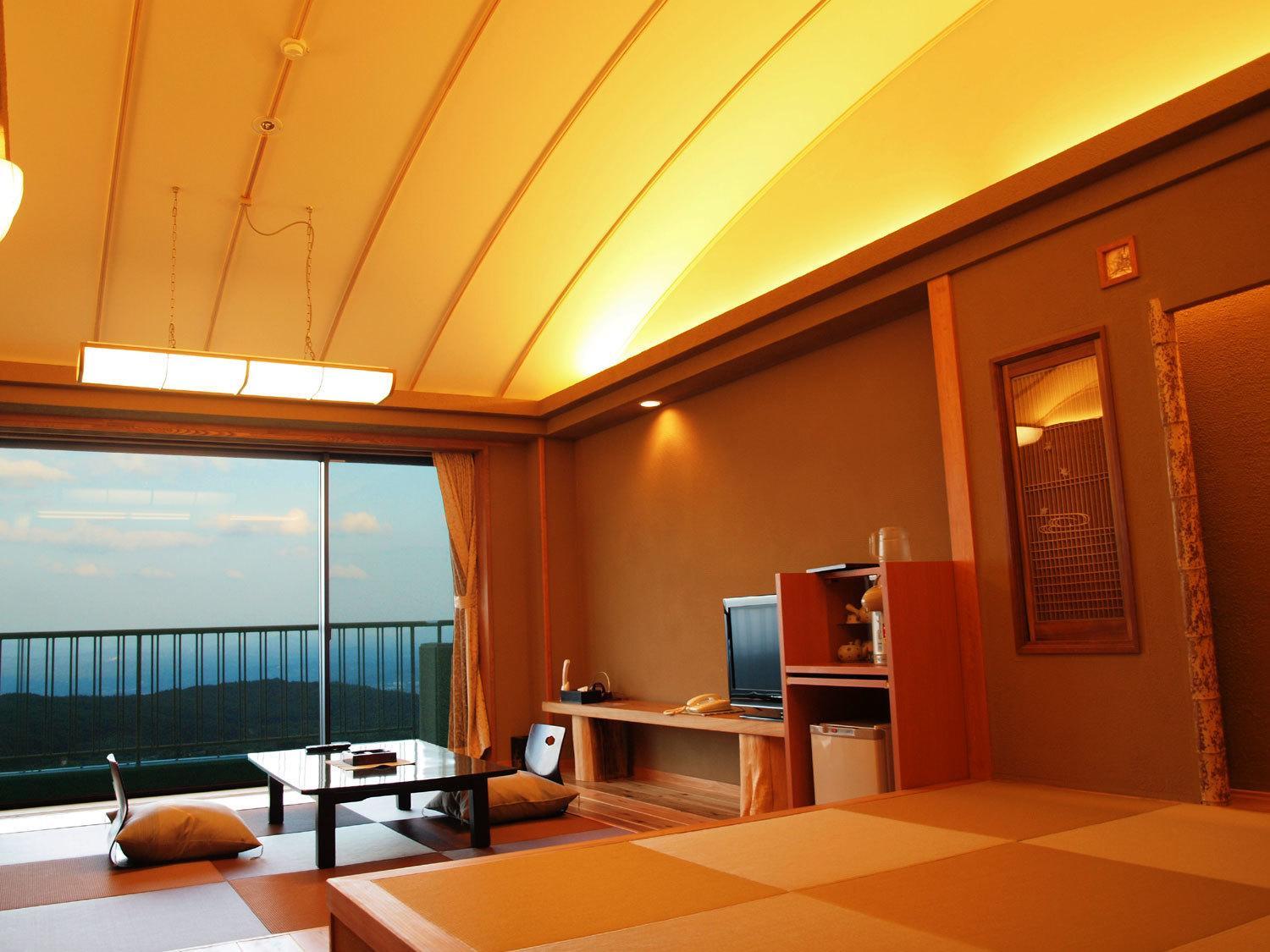 Modern Japanese-Style Room with Mountain view - Photo 3