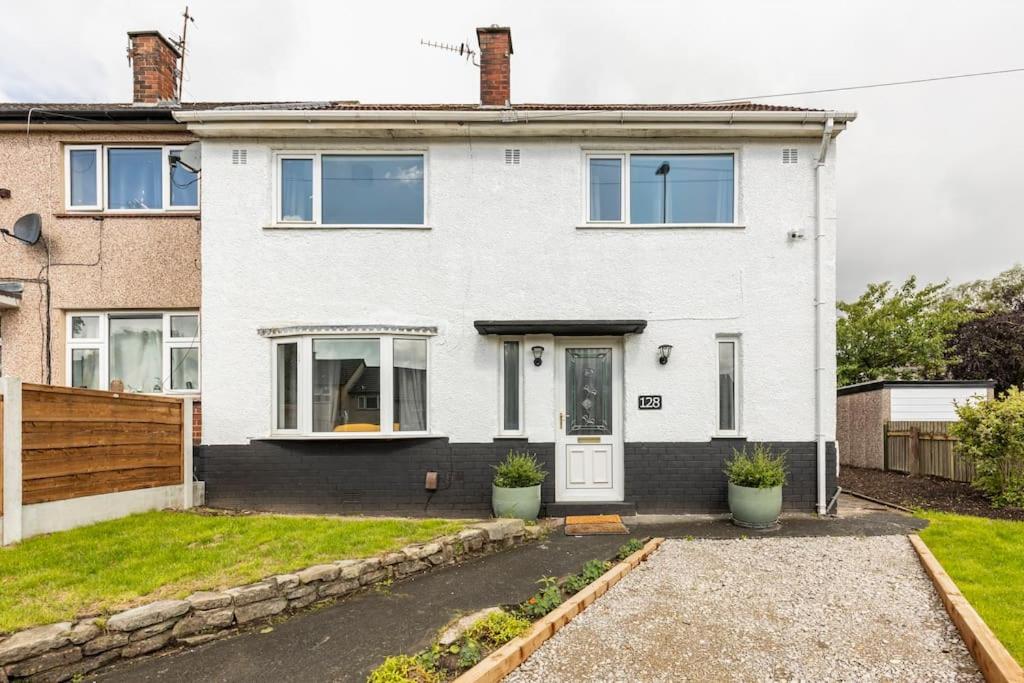Three-Bedroom House photo 2