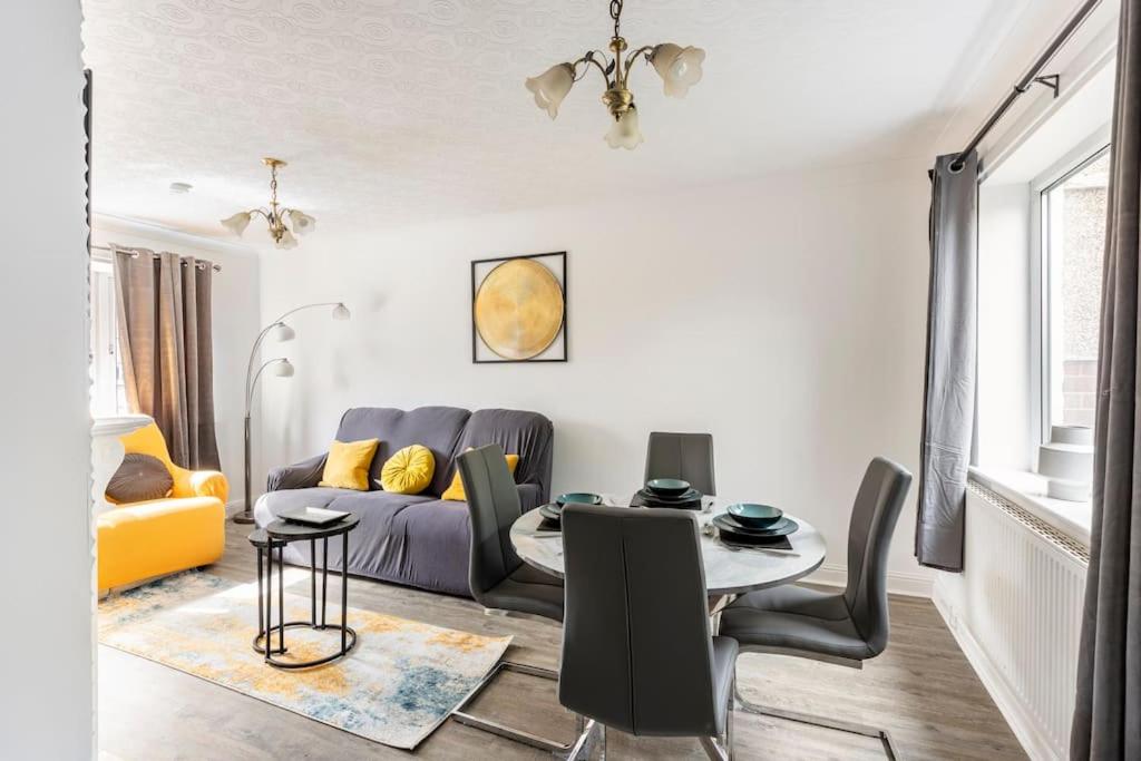 Three-Bedroom House photo 2