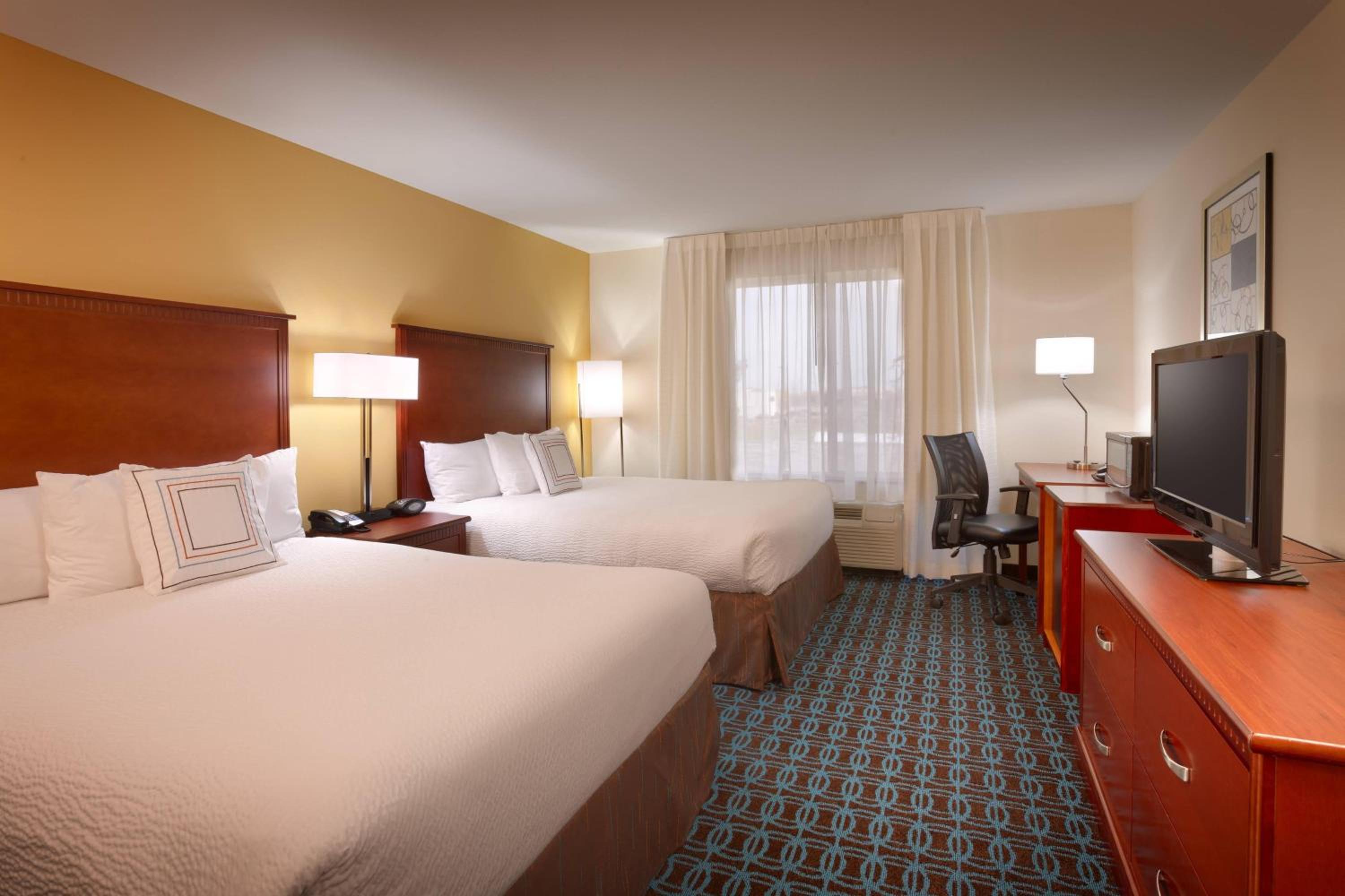 Queen Room with Two Queen Beds - Photo 4