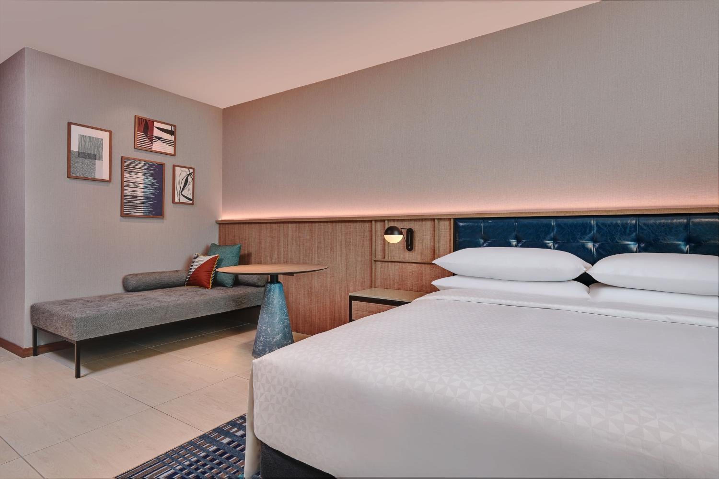 Deluxe King Room with Balcony - Photo 1