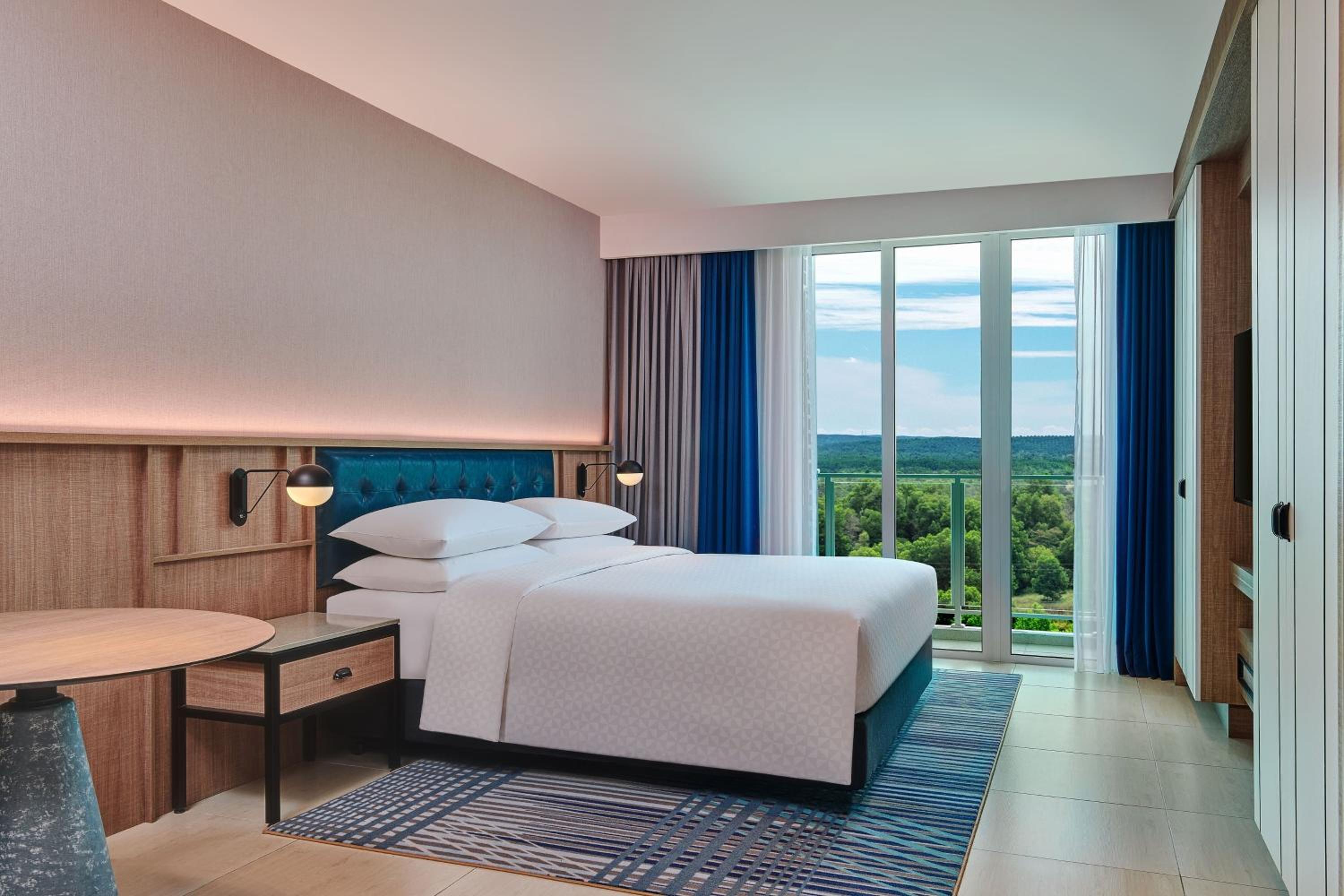 Deluxe King Room with Balcony - Photo 2