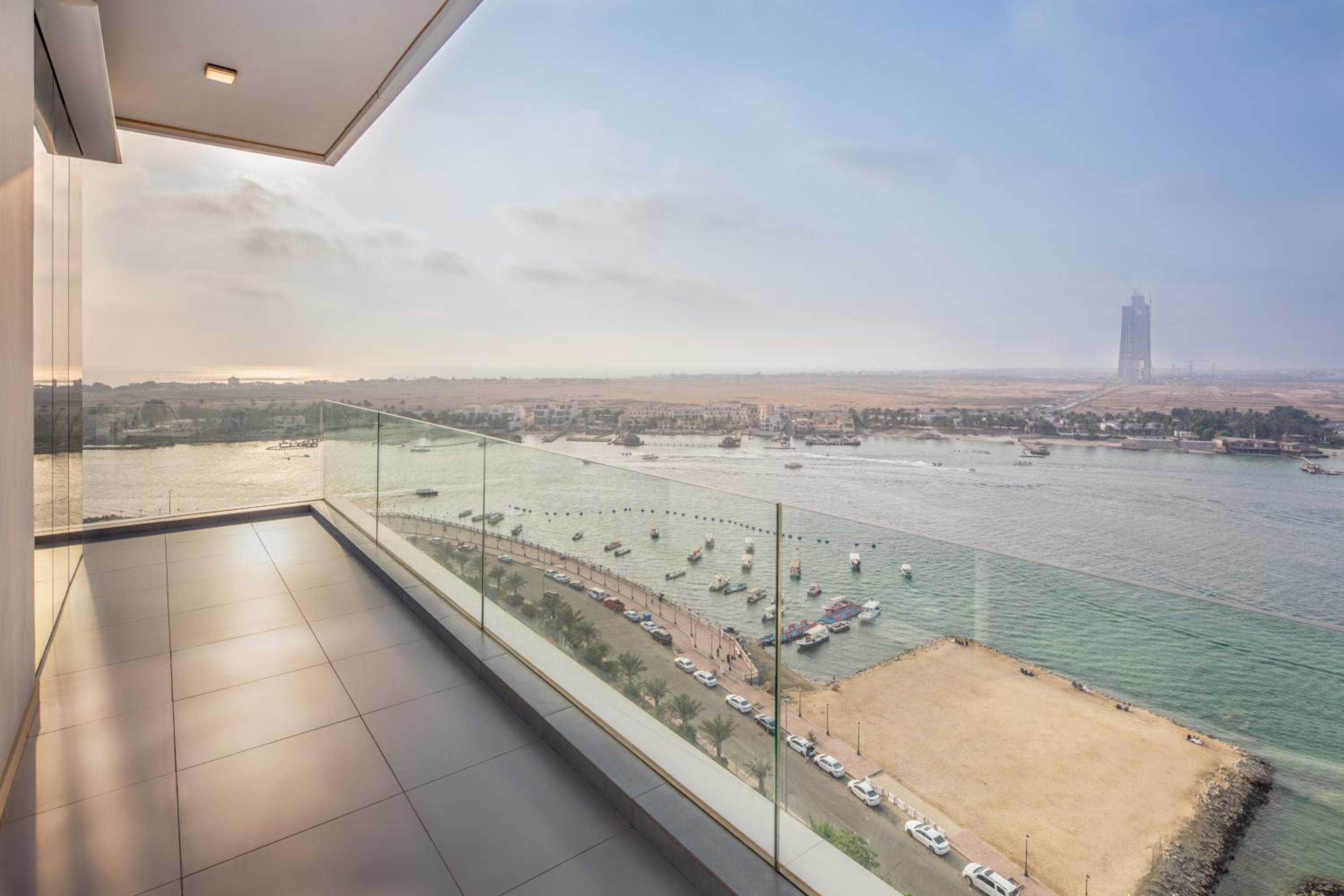 Panoramic Executive Suite - Photo 8
