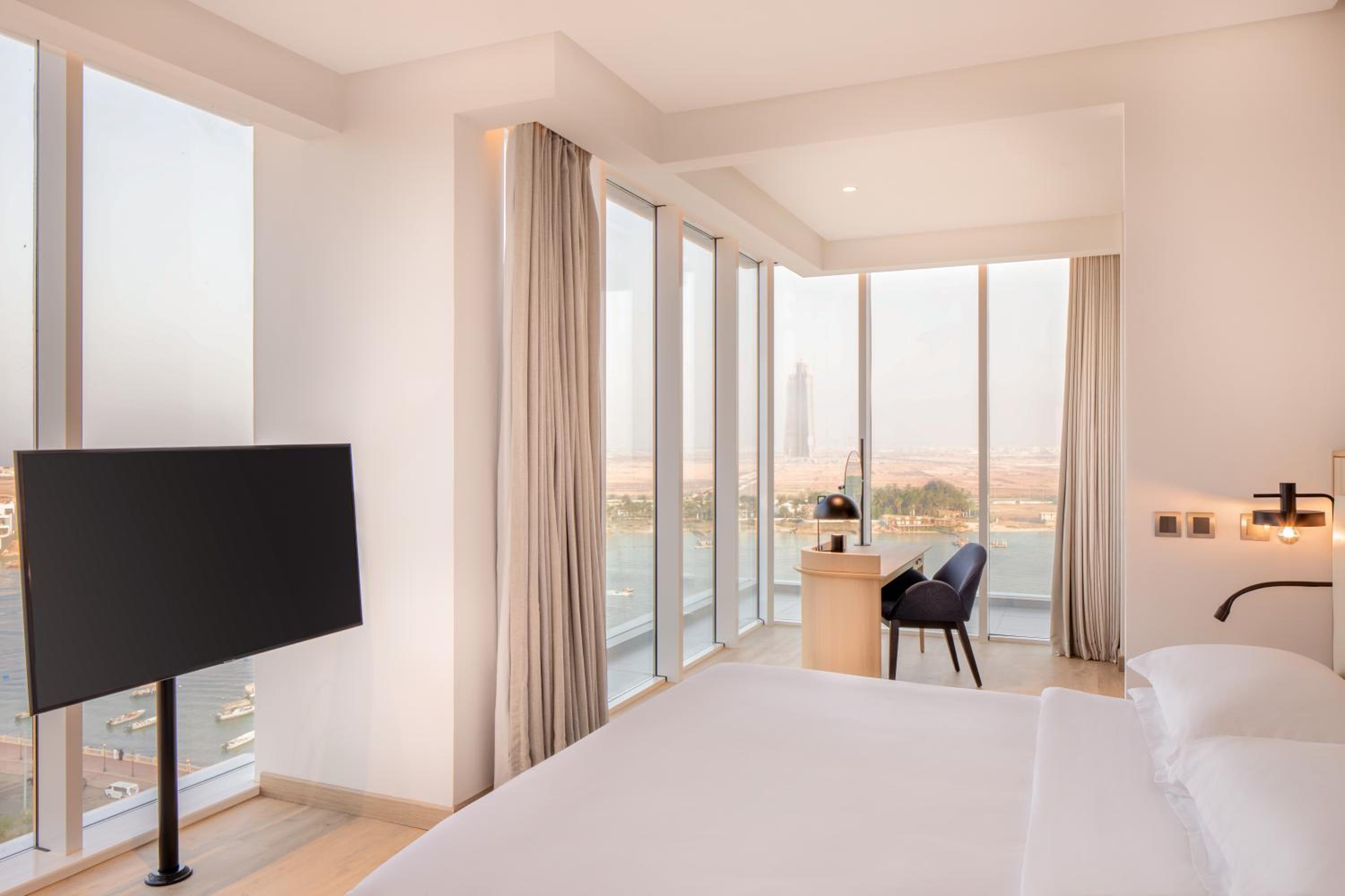 Panoramic Executive Suite - Photo 2