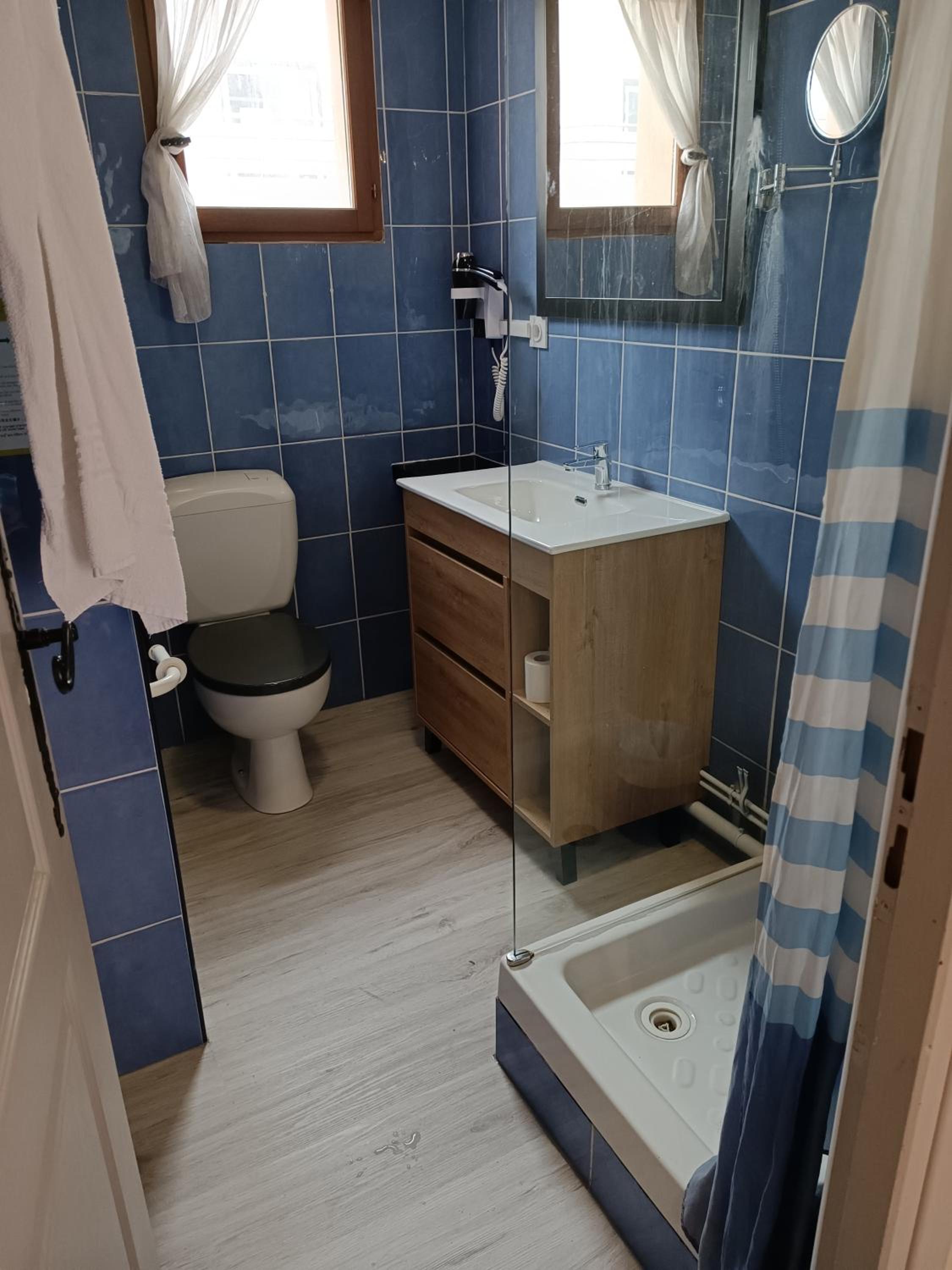 Family Room with Bathroom photo 2