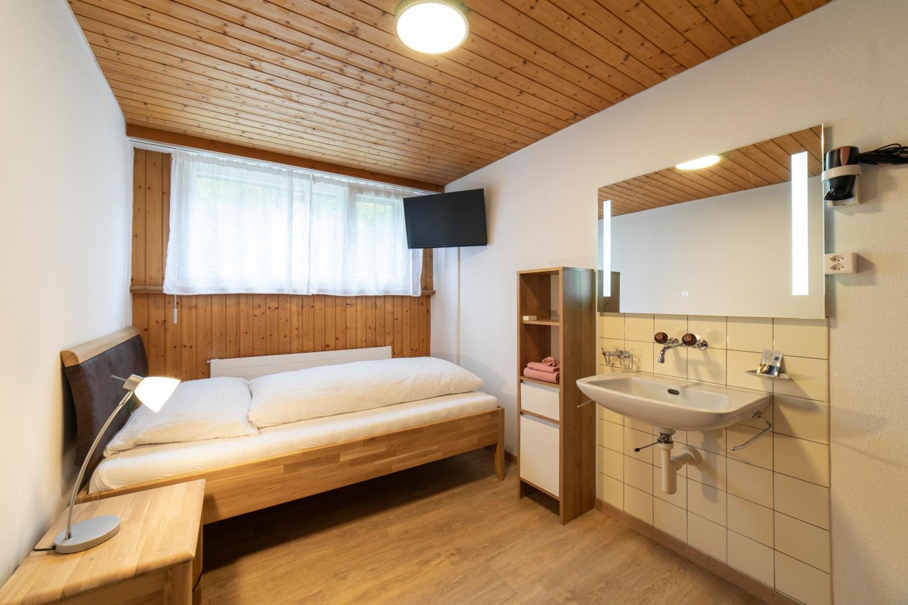 Single Room with Shared Shower and Toilet photo 2