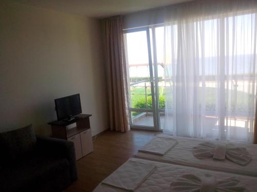 Twin Room with Extra Bed and Sea View photo 1