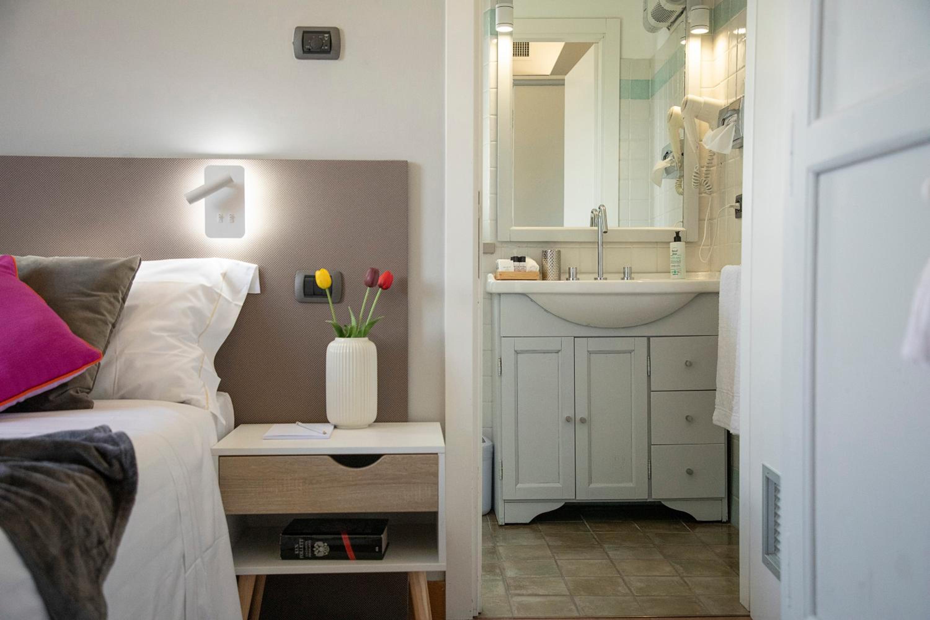 Standard Double or Twin Room - Photo 8