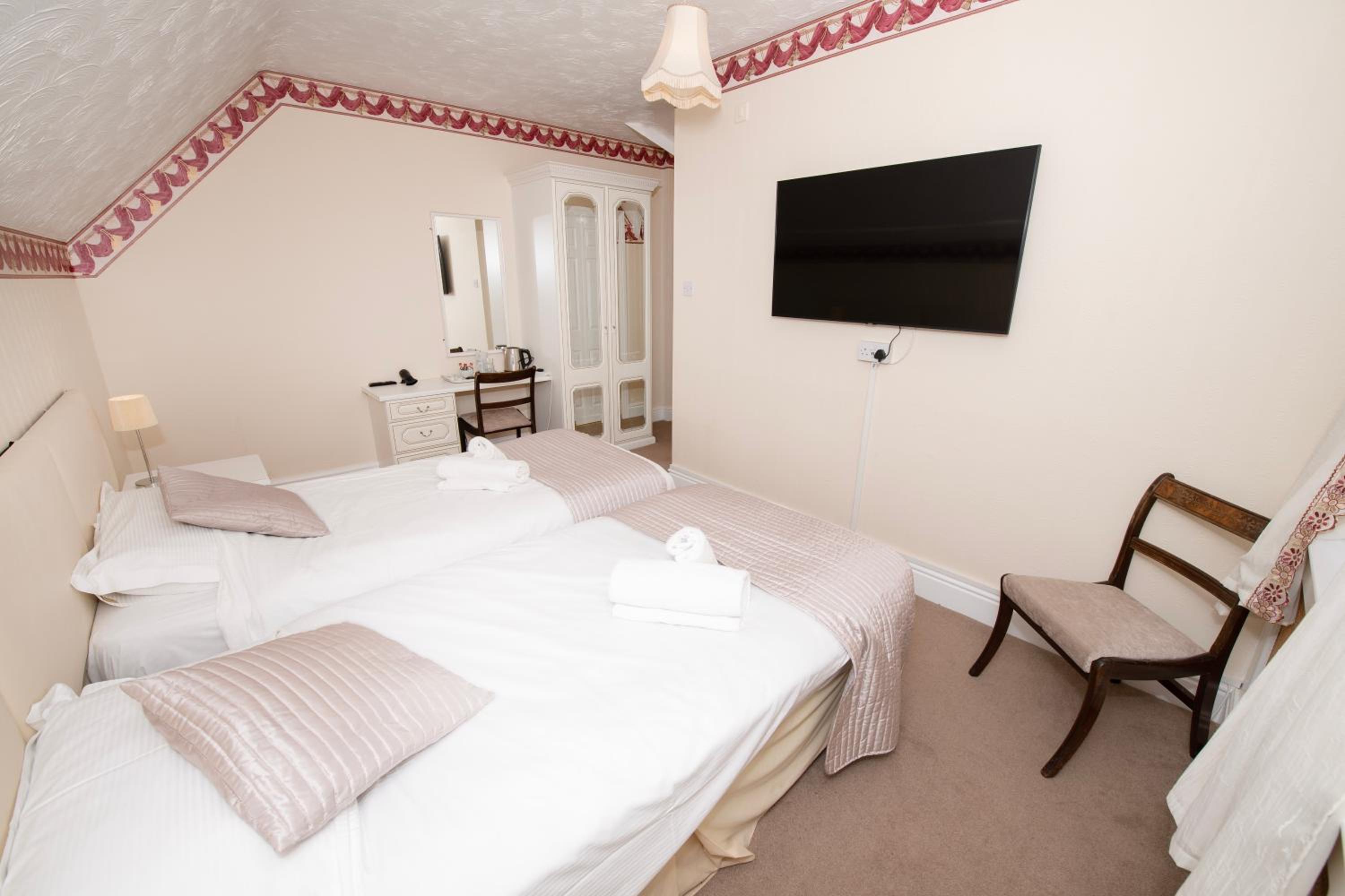 Double or Twin Room - Photo 5