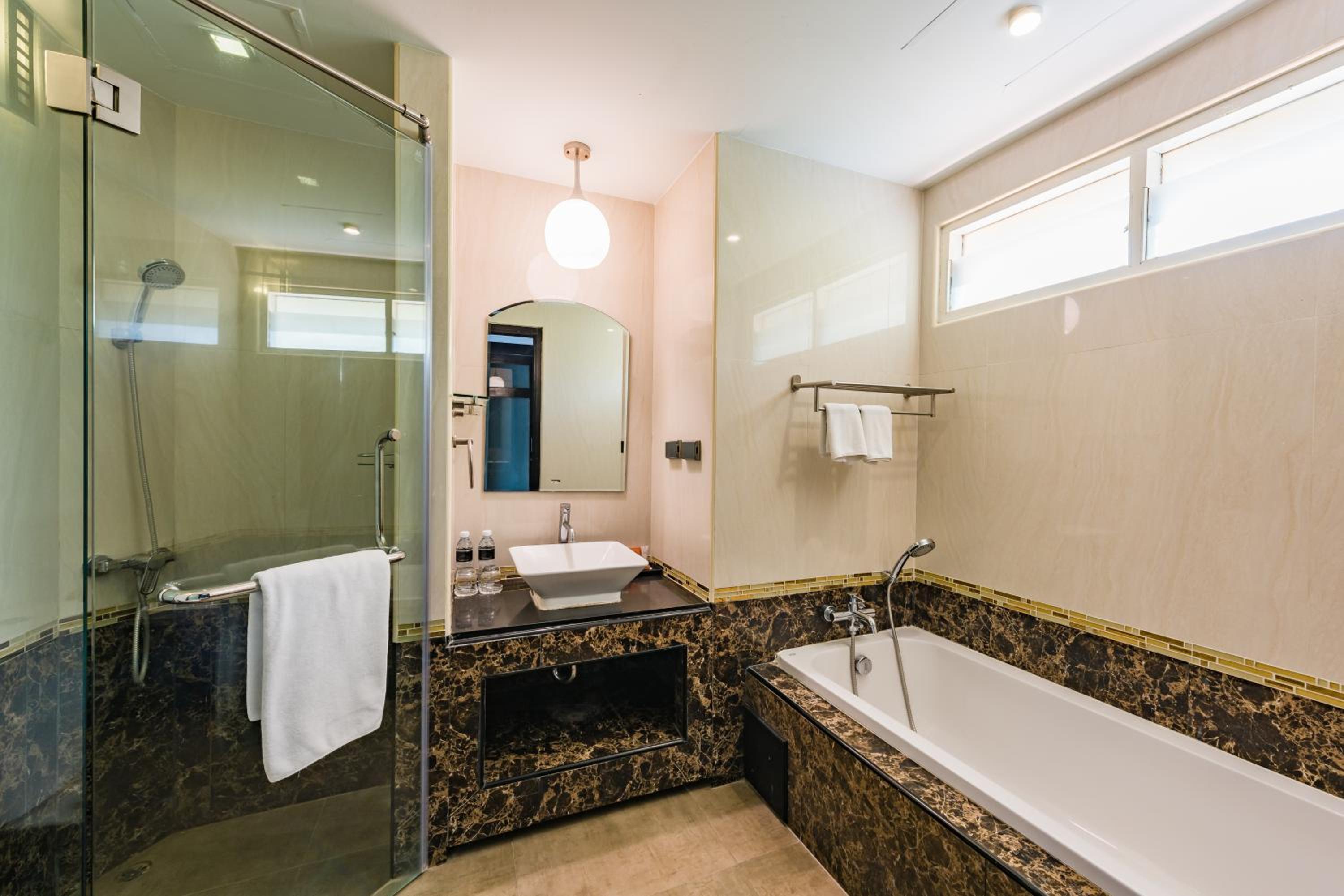 Pool Access Room - Photo 11