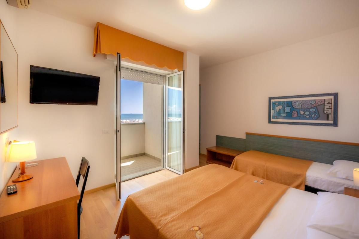 Family Room with Sea View - Photo 3