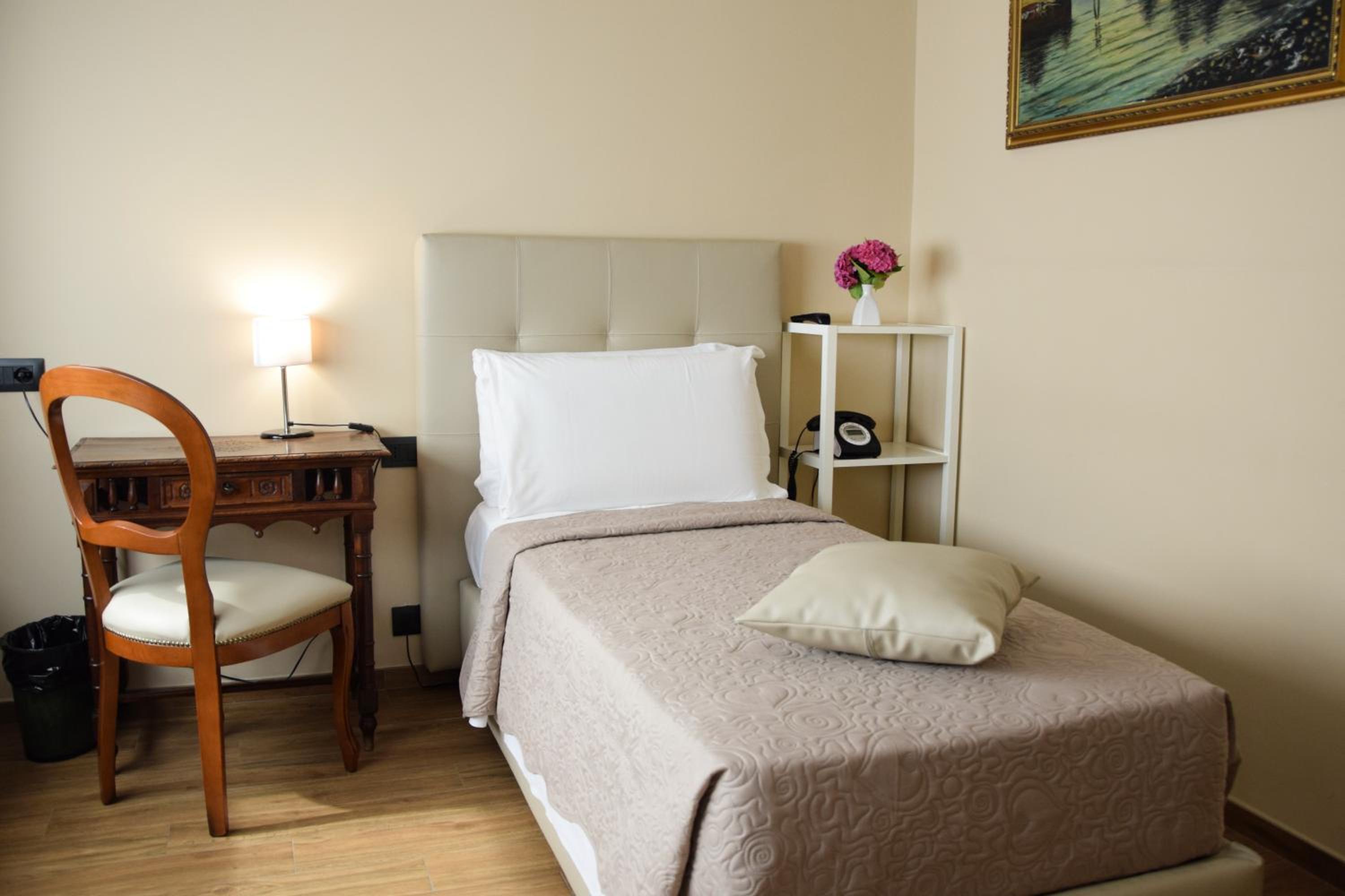 Single Room photo 3
