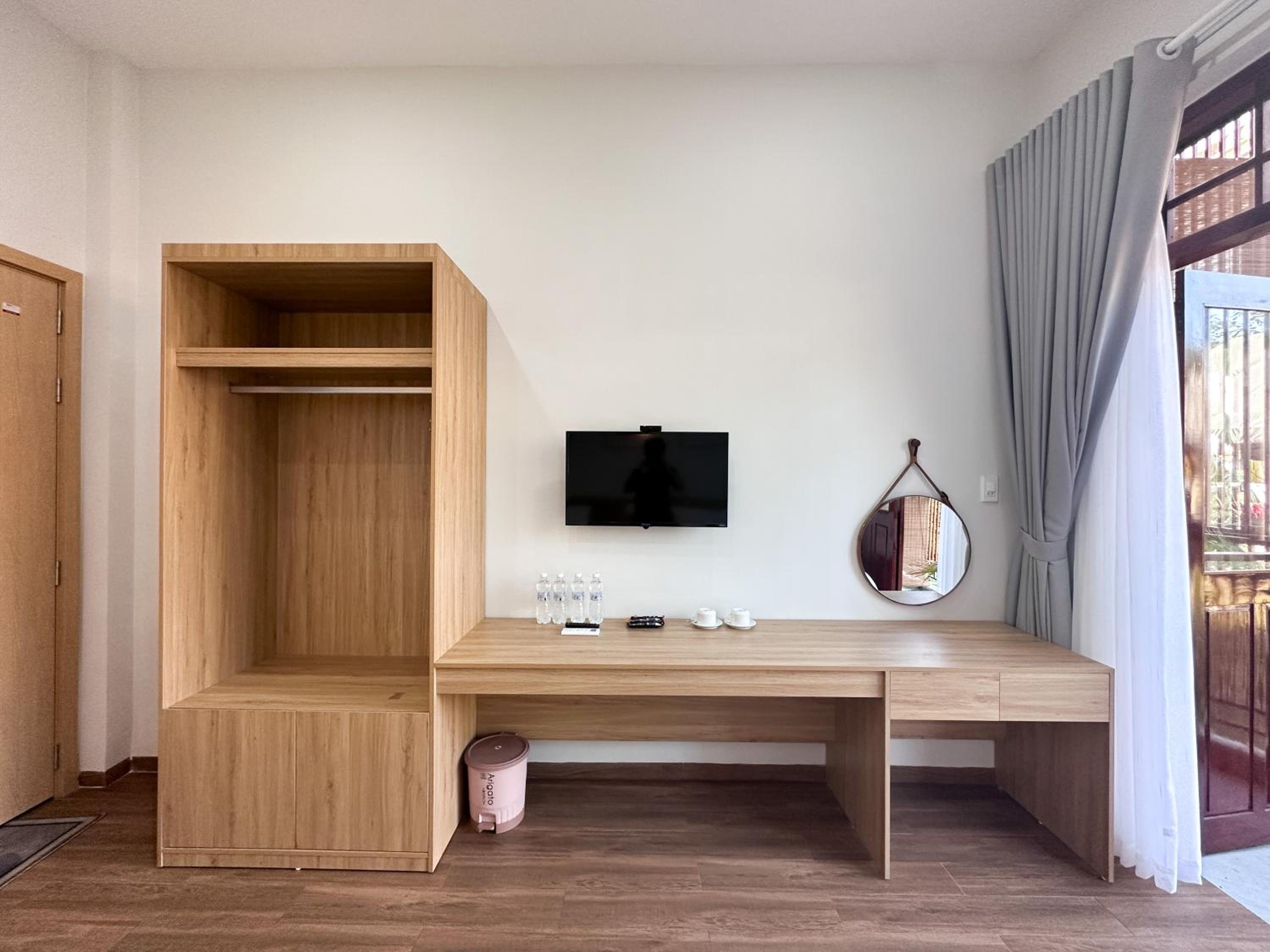 Deluxe Queen Room with Two Queen Beds - Photo 9