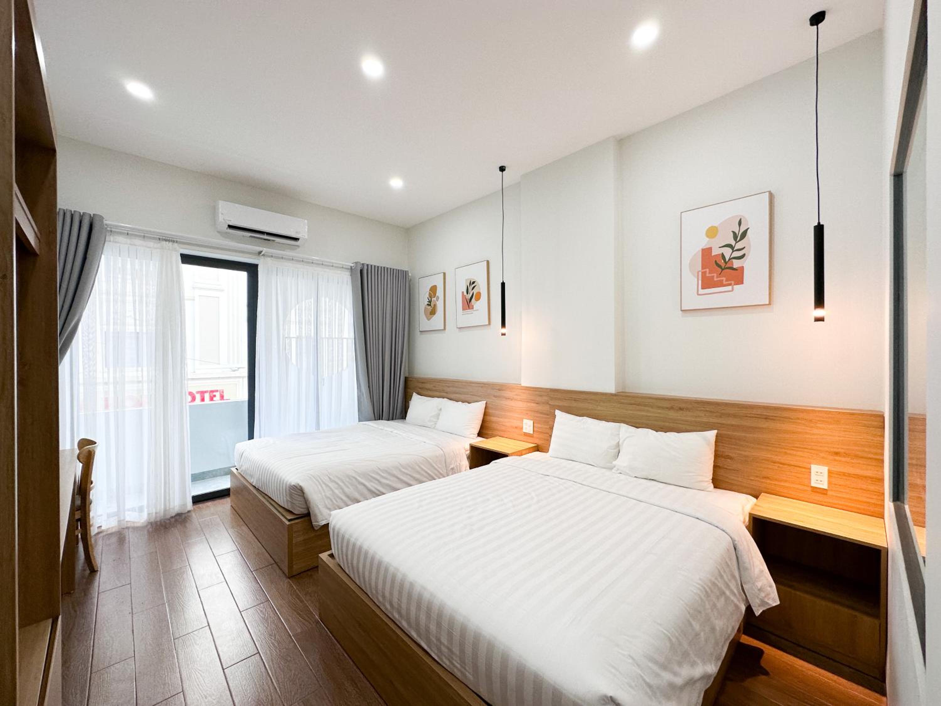 Deluxe Queen Room with Two Queen Beds - Photo 11