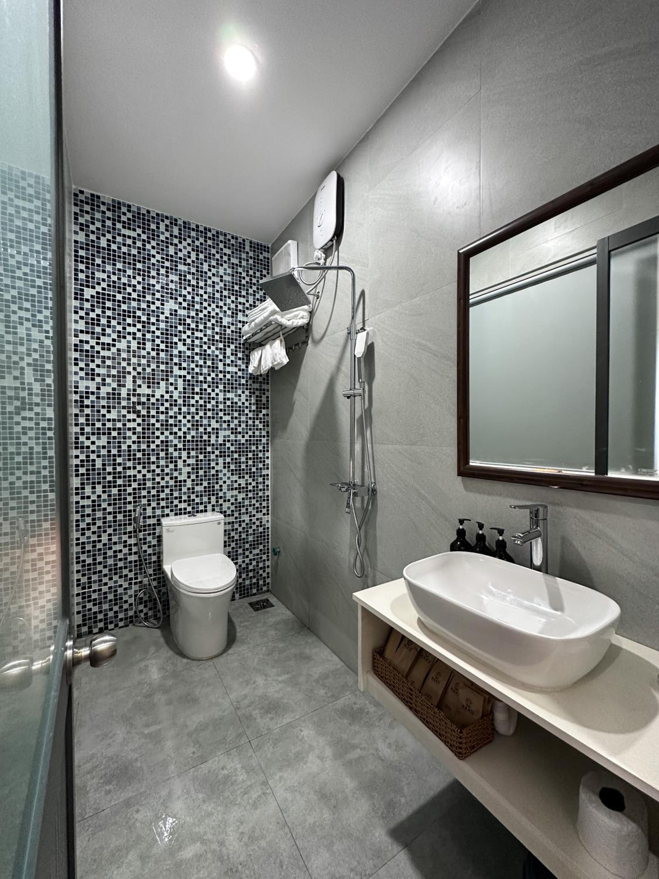 Deluxe Queen Room with Two Queen Beds - Photo 4