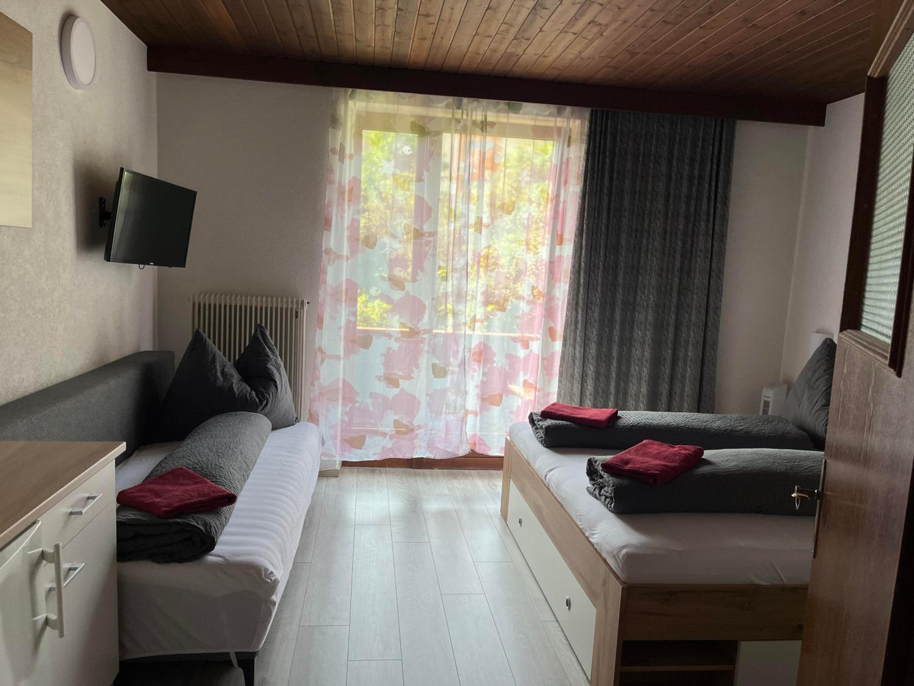 Basic Triple Room photo 1