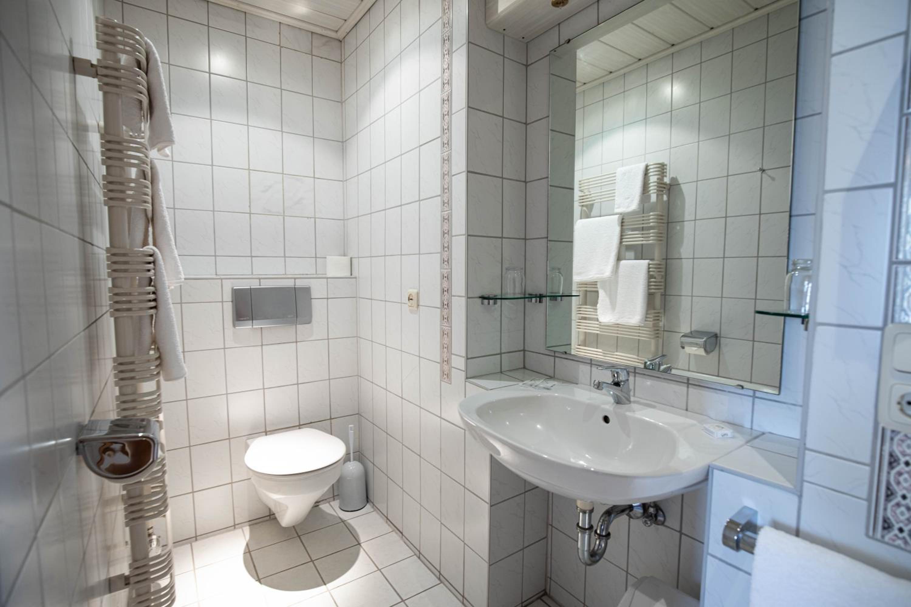 Double Room with Balcony - Photo 11