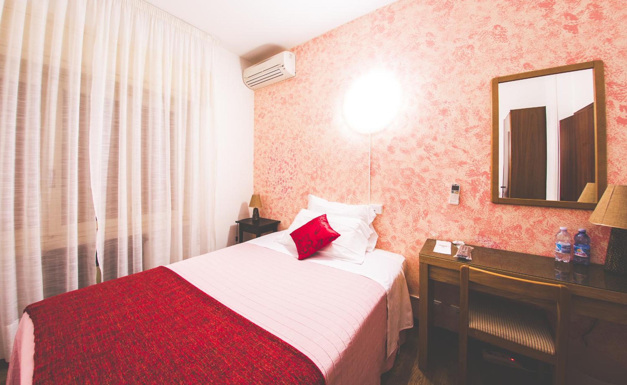 Queen Room with Spa Shower photo 1