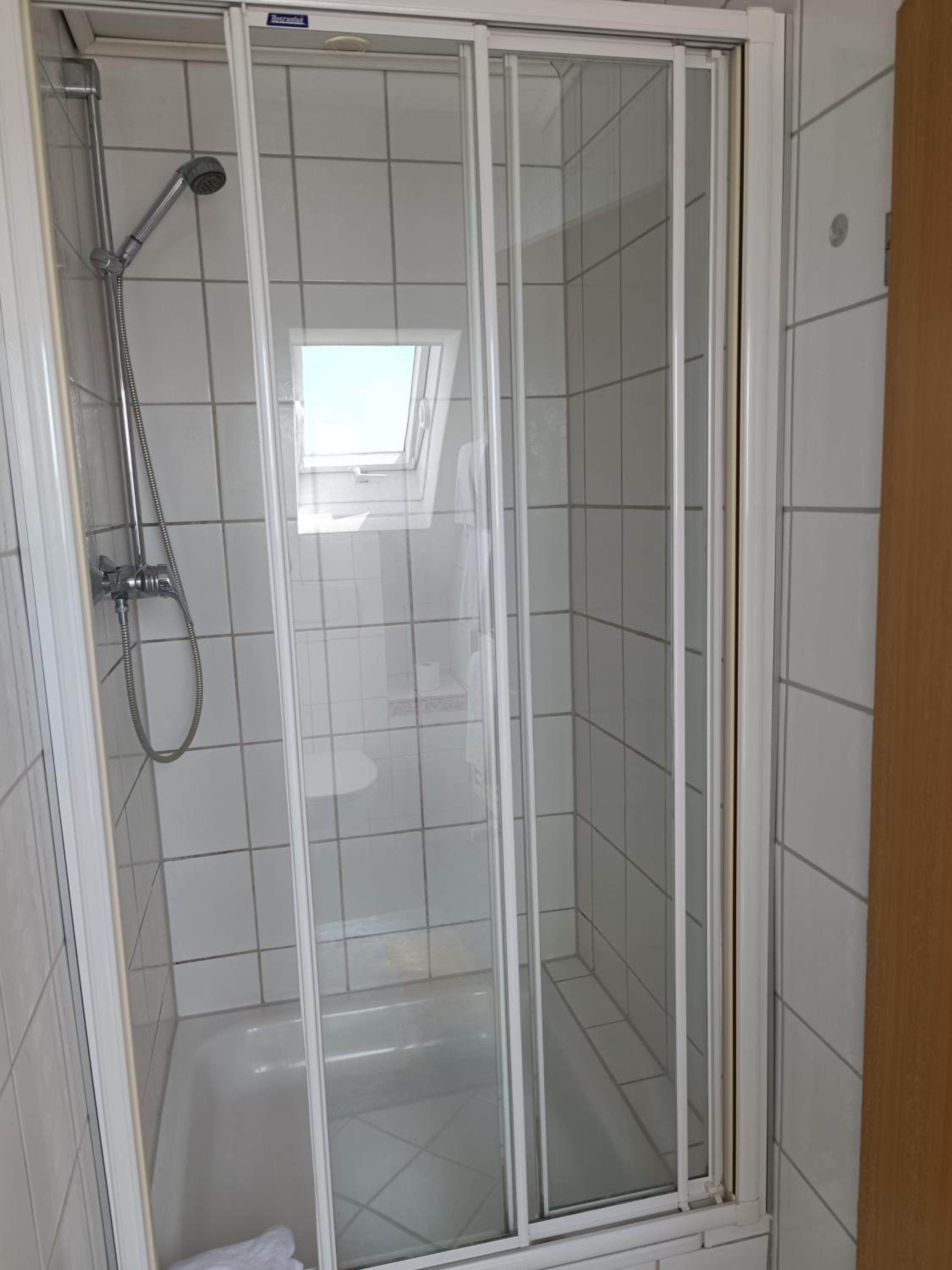 Double Room with Balcony - Photo 3