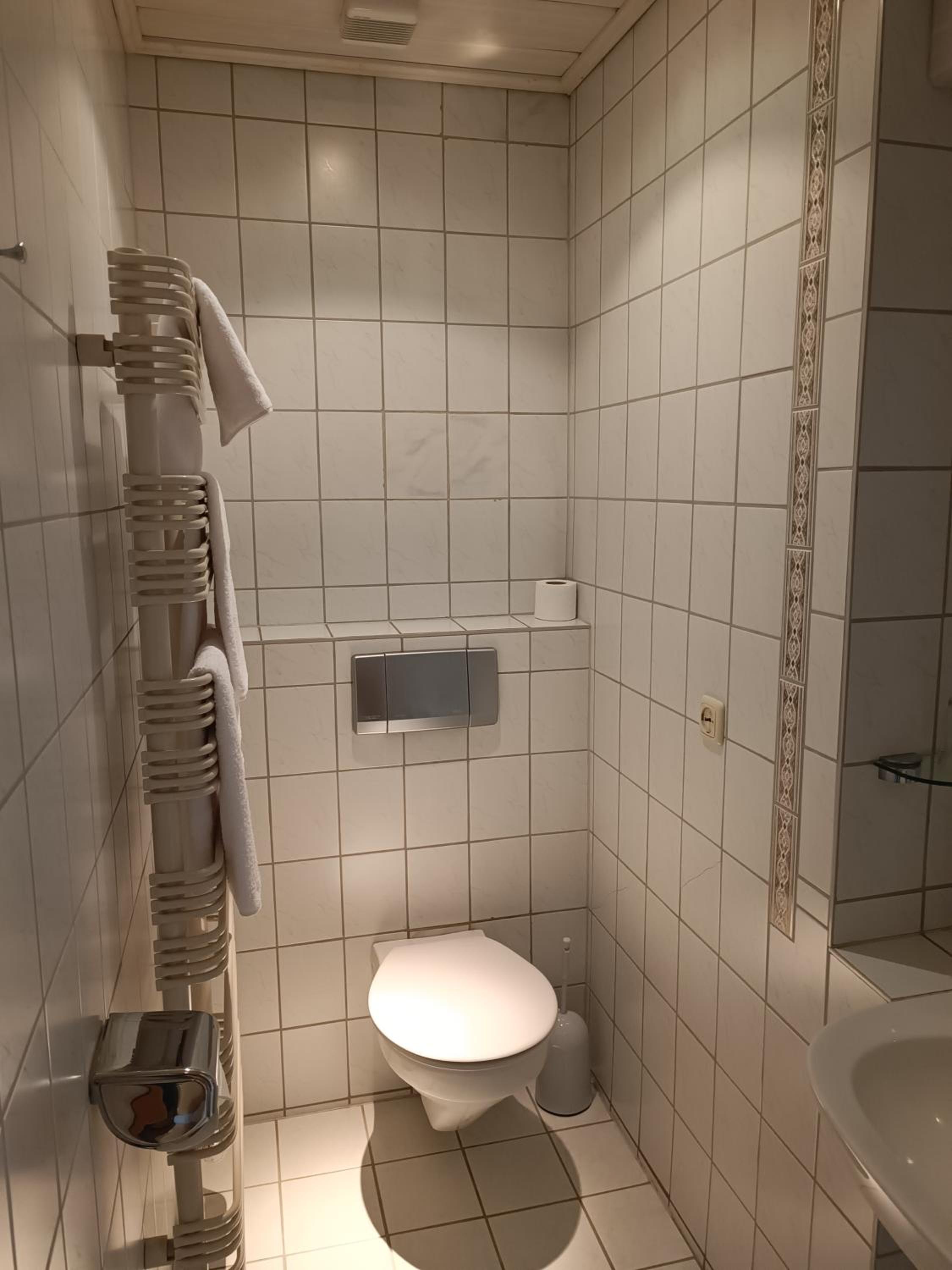 Double Room with Balcony - Photo 10