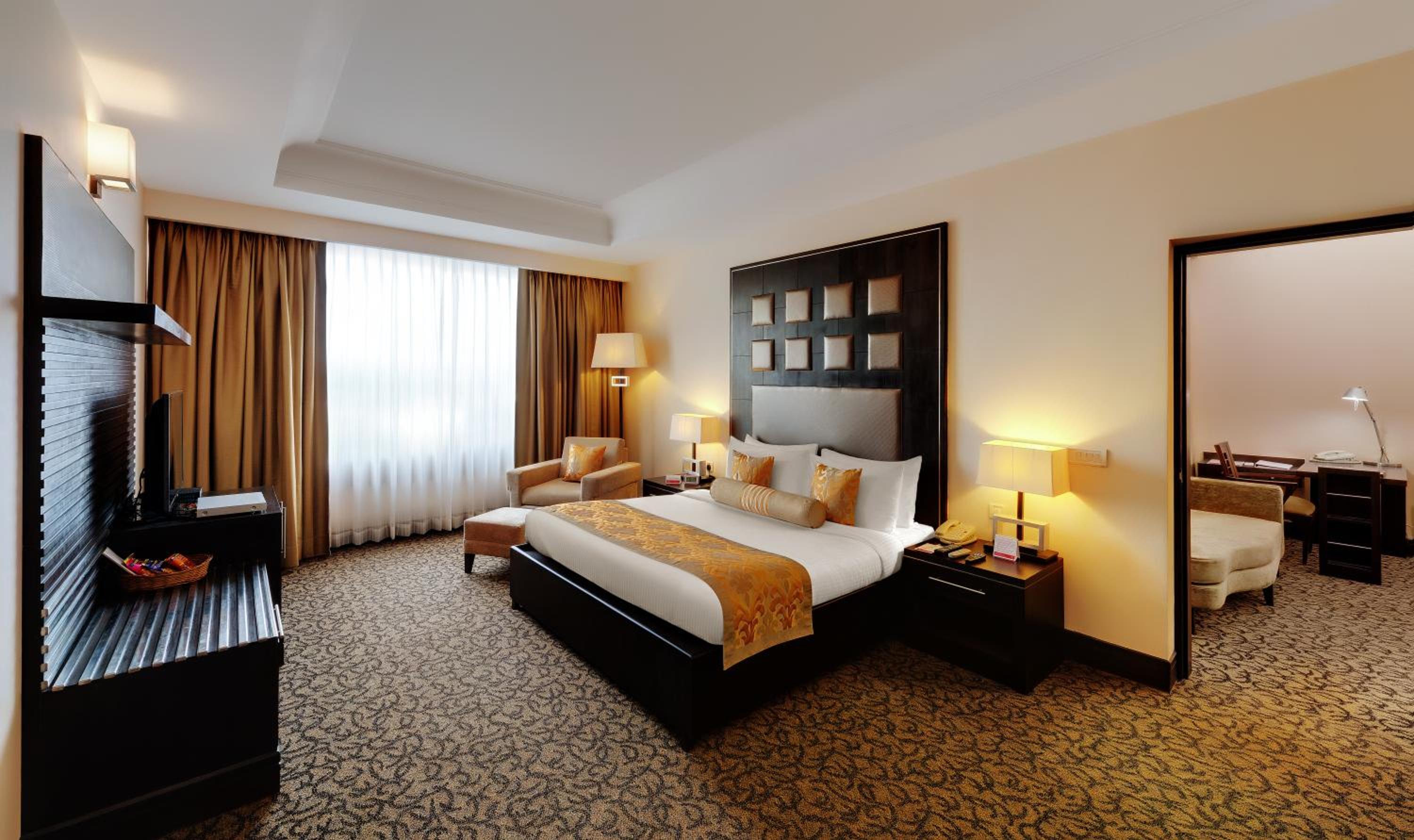 King Suite with Club Lounge Access - Non-Smoking