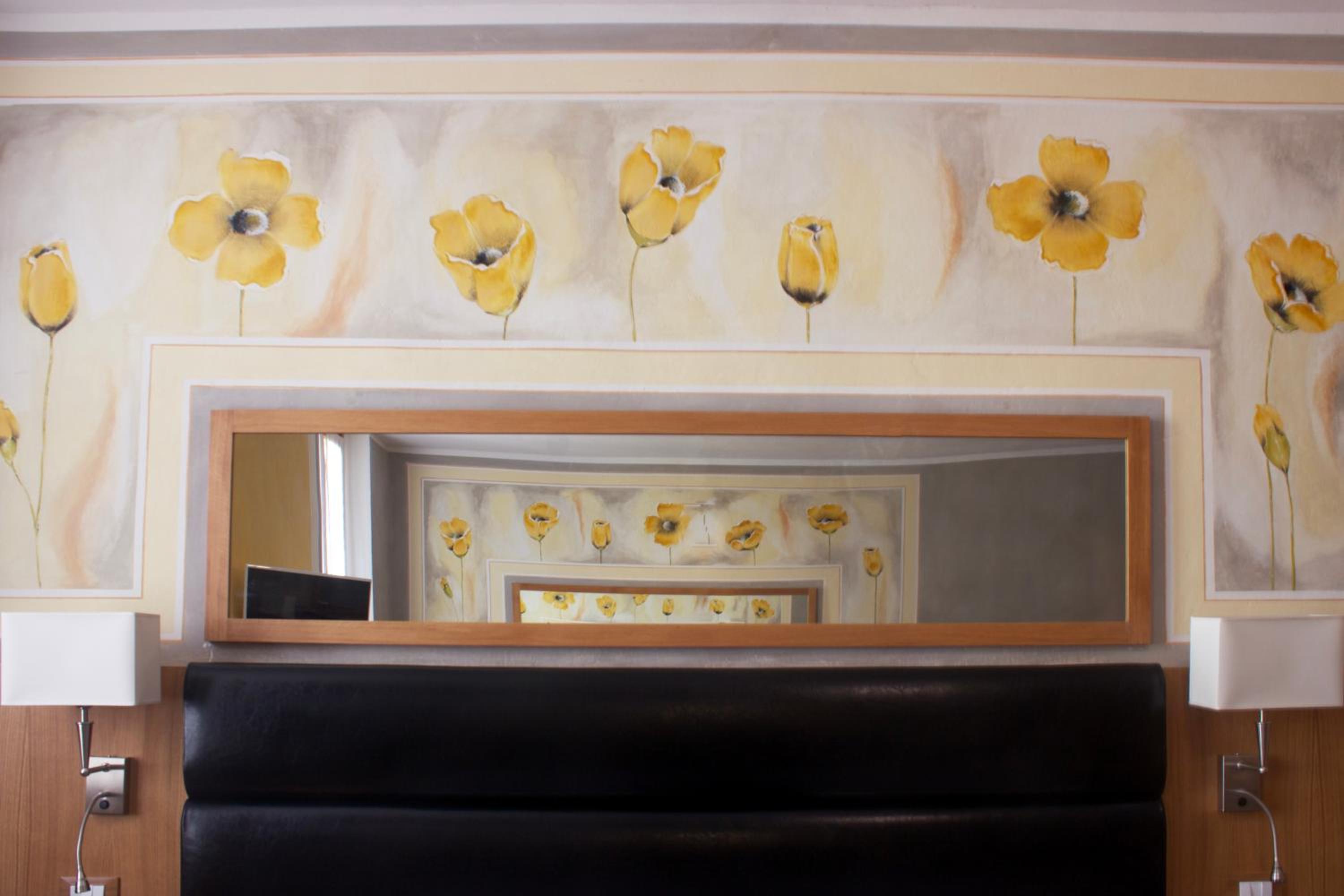 Superior Family Room photo 2