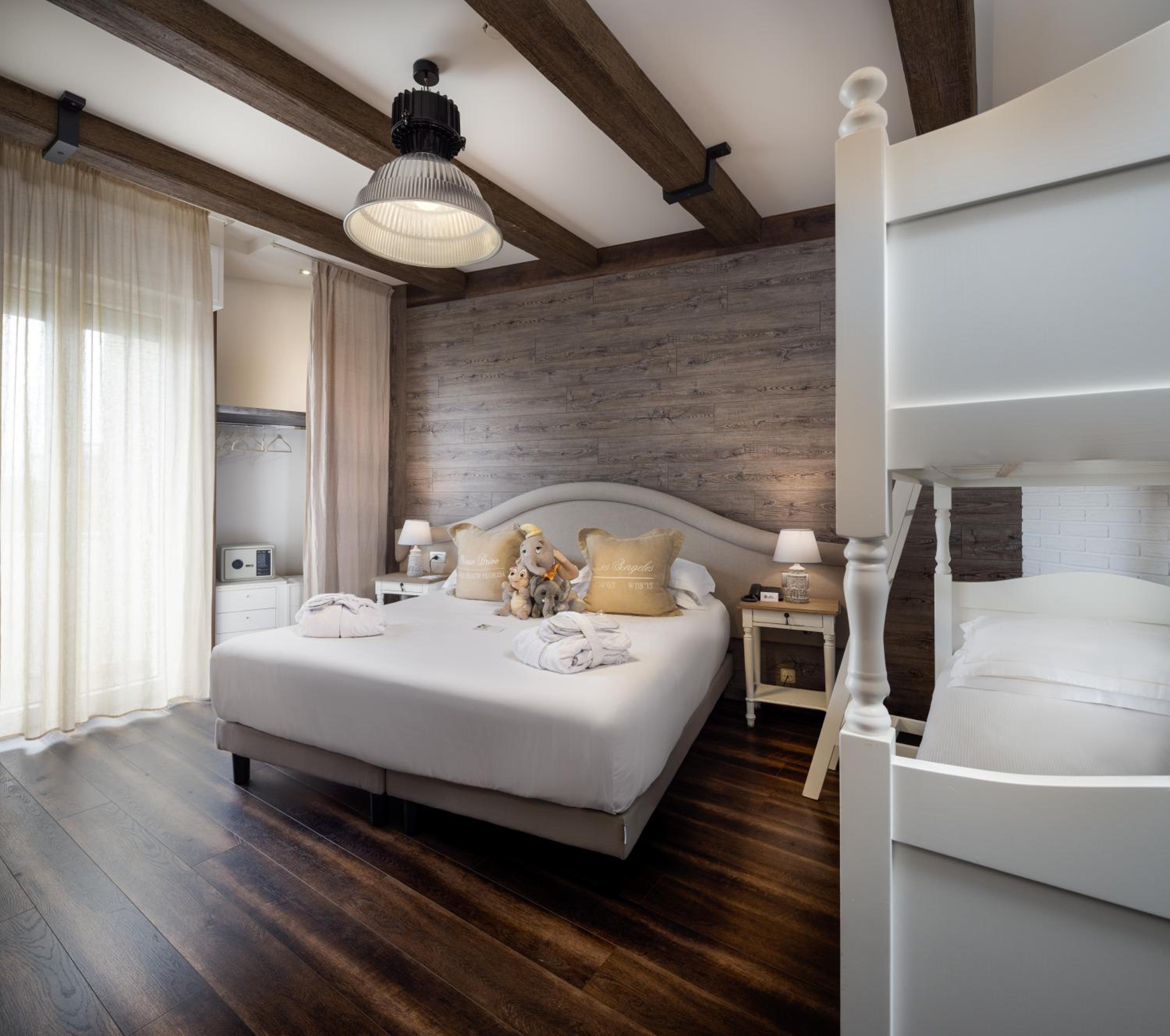 Deluxe Room with Balcony and Sea View - Photo 14