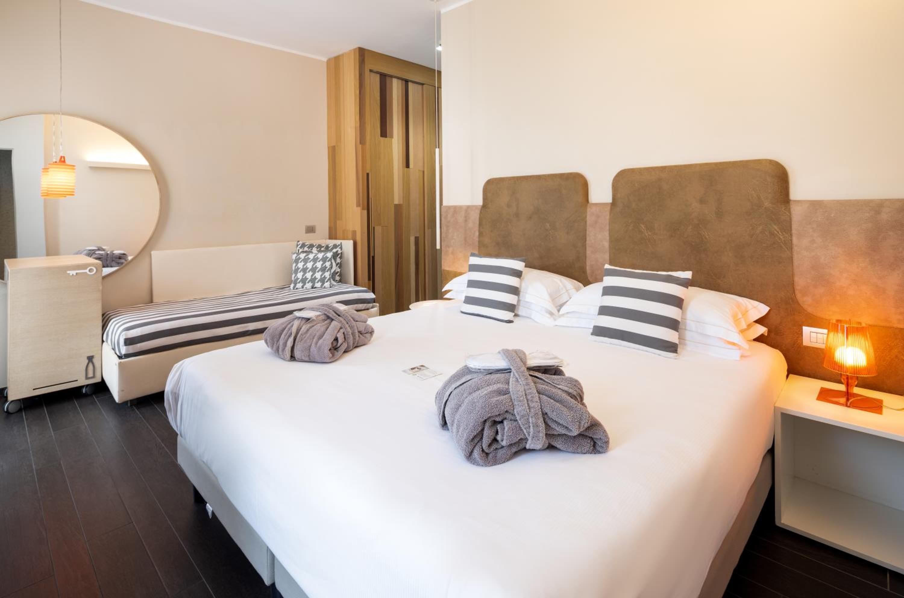 Deluxe Room with Balcony and Sea View - Photo 2