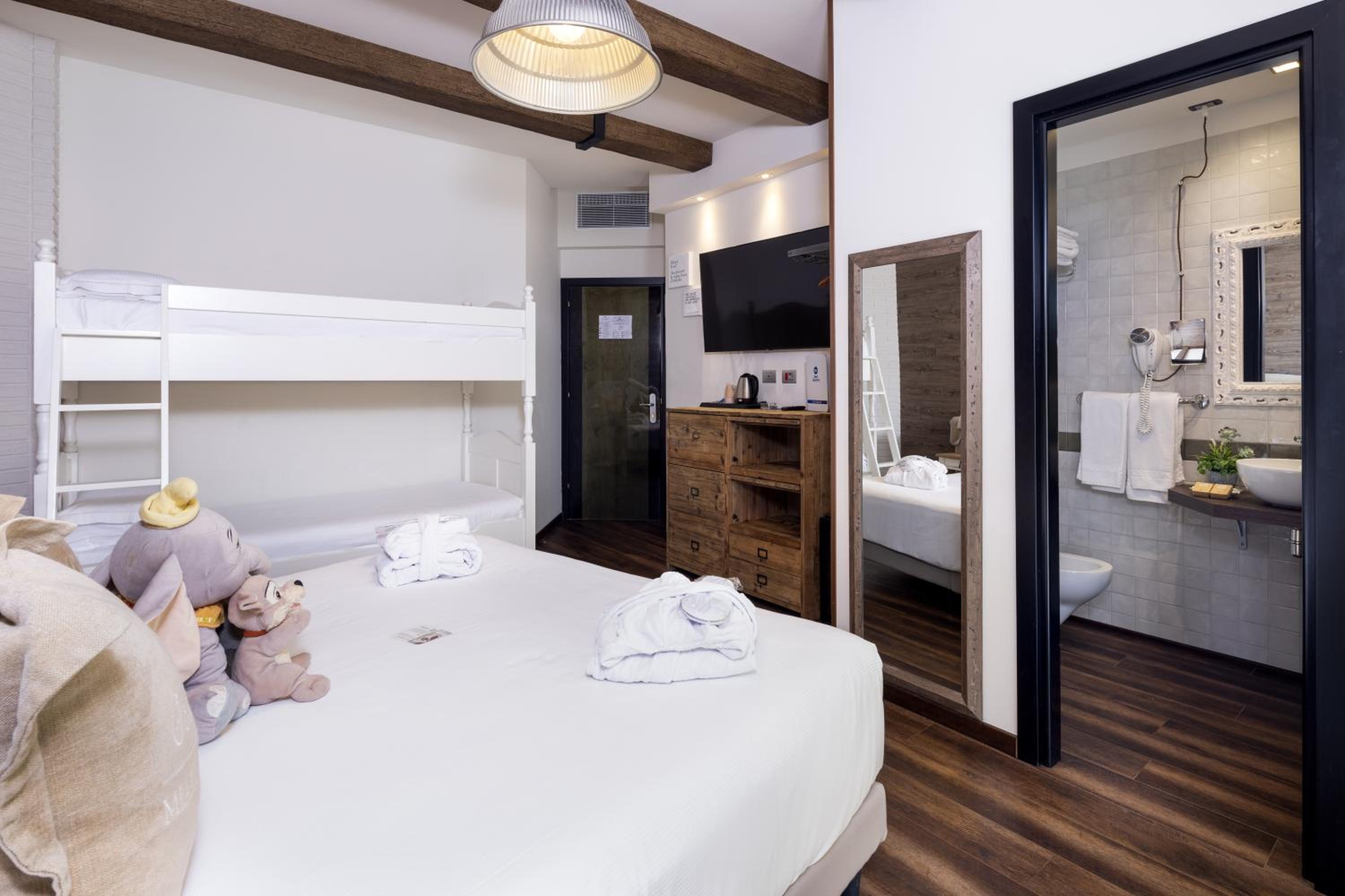 Deluxe Room with Balcony and Sea View - Photo 11