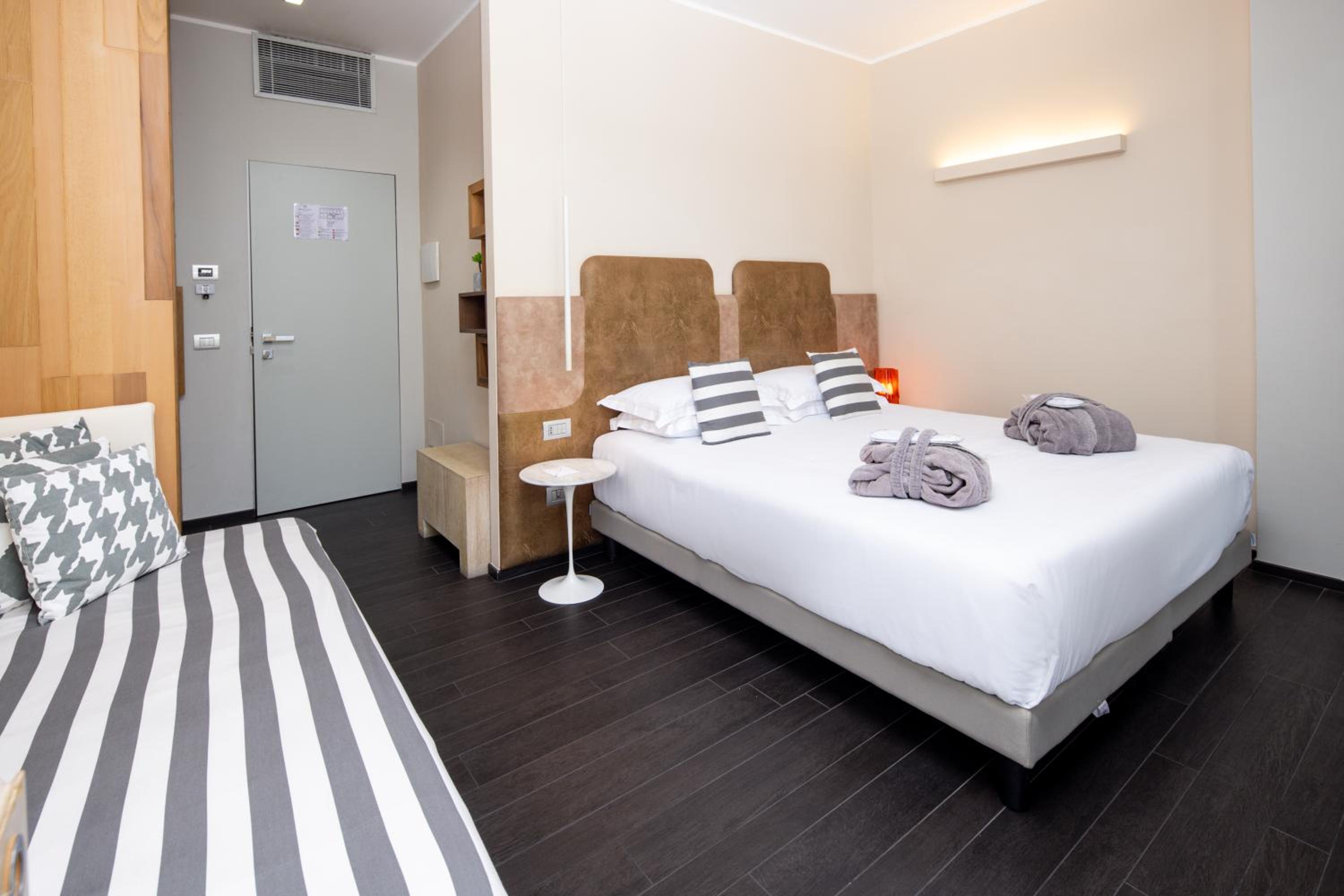 Deluxe Room with Balcony and Sea View - Photo 3