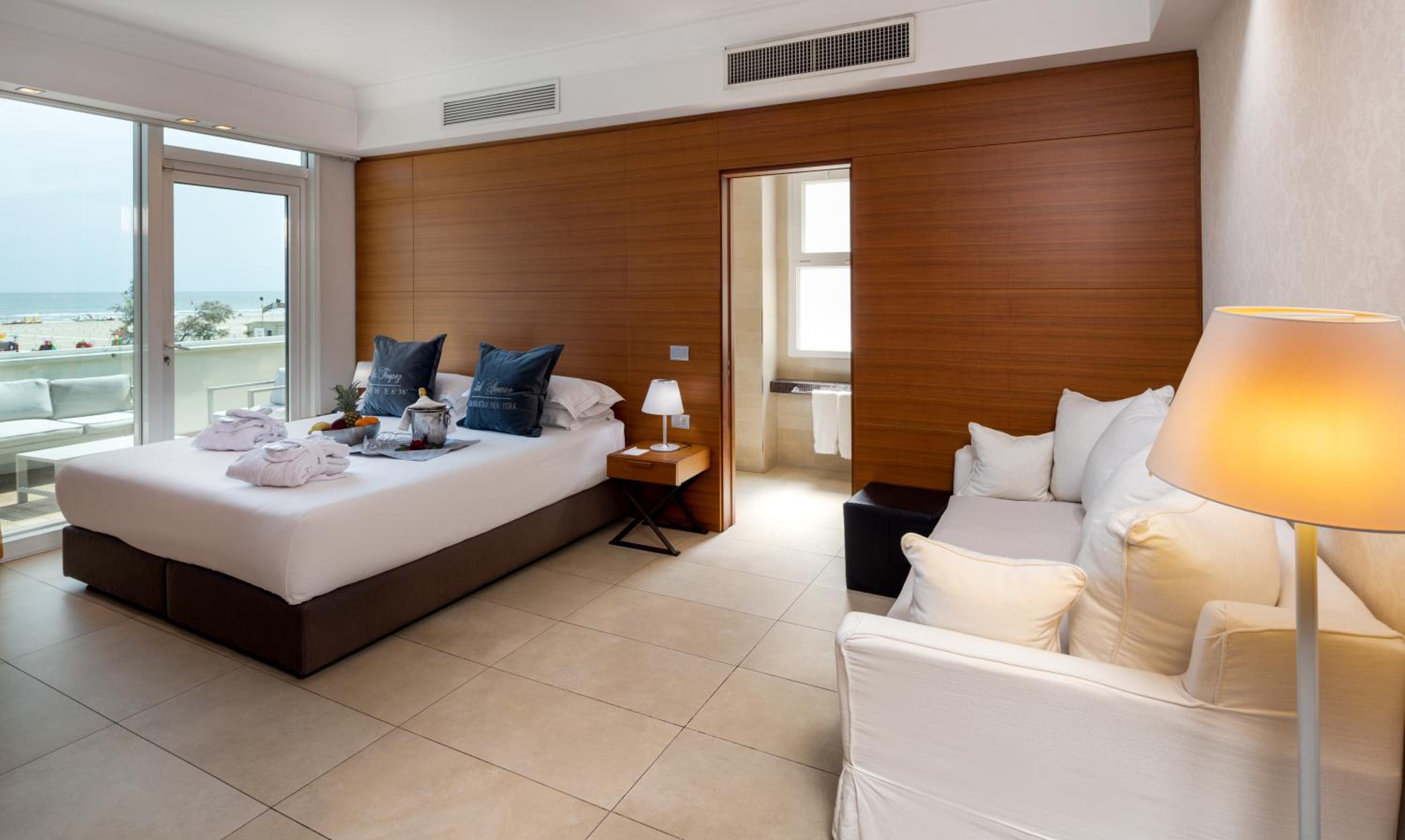 Family Junior Suite with Jacuzzi and Sea View - Photo 5