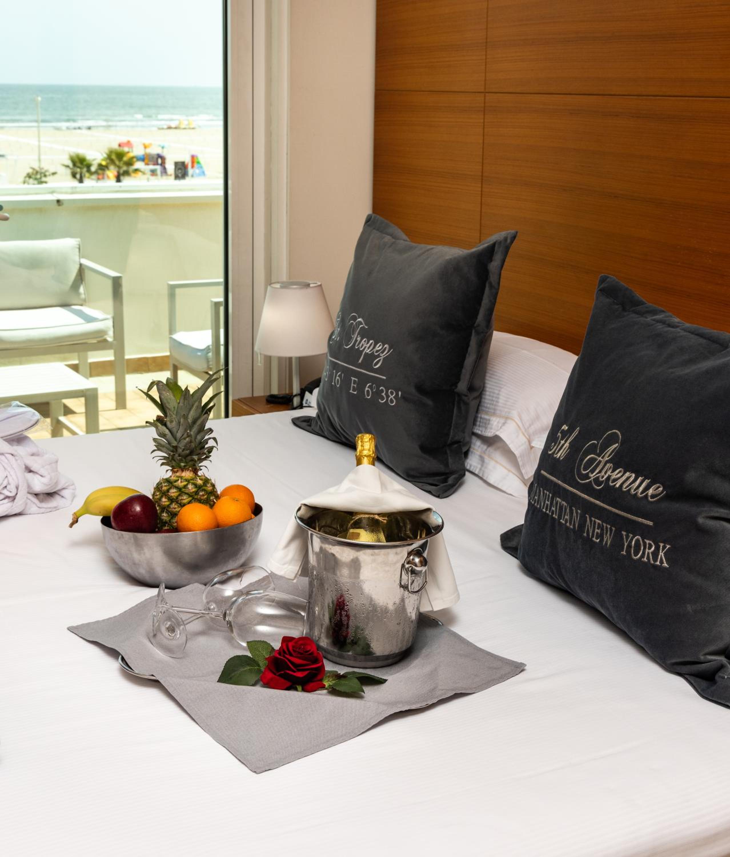 Family Junior Suite with Jacuzzi and Sea View - Photo 3