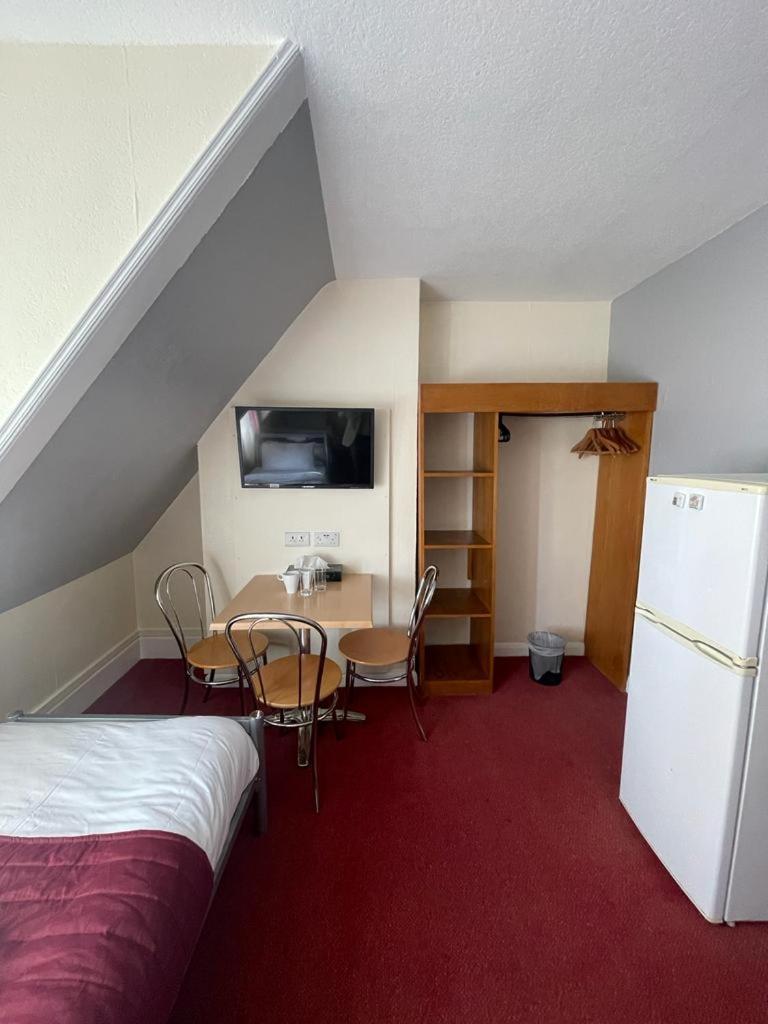 Twin Room with Shared Bathroom photo 3